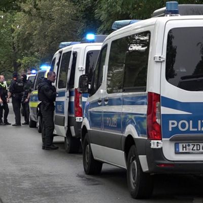 Polizei im Großeinsatz an einer Schule in Hannover