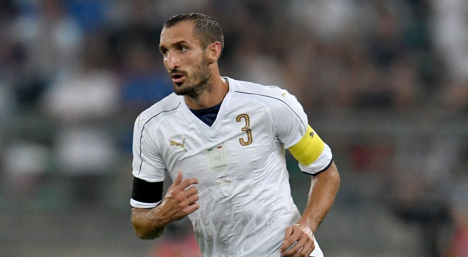 
                <strong>Giorgio Chiellini</strong><br>
                Giorgio Chiellini: Als Abwehr-Chef ist der Innenverteidiger bei den Italienern gesetzt, doch auch Chiellini befindet sich im Spätsommer seiner Karriere. Nach der WM 2018 feiert er seinen 34. Geburtstag - womöglich ein guter Anlass, um der Squadra Azzurra "Ciao" zu sagen.
              