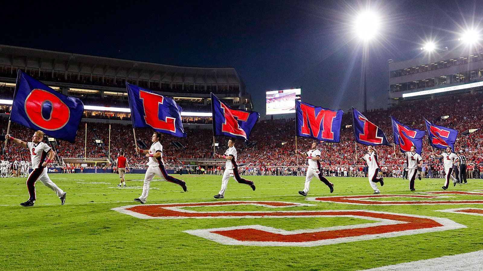 
                <strong>Vaught-Hemingway Stadium</strong><br>
                Stadion der Ole Miss Rebels.1915 gebaut und eröffnet, bis 1982 Hemingway Stadium.Benannt nach dem Richter William Hemingway, der auch Vorsitzender des Hochschulausschusses für Leichtathletik war - später dann wurde der Name vom legendären Ole-Miss-Coach Johnny Vaught dazu genommen, seit 1998 offiziell Vaught-Hemingway Stadium at Hollingsworth Field nach dem langjährigen Unterstützer Dr. Jerry Hollingsworth.64.038 Plätze, Naturrasen.
              