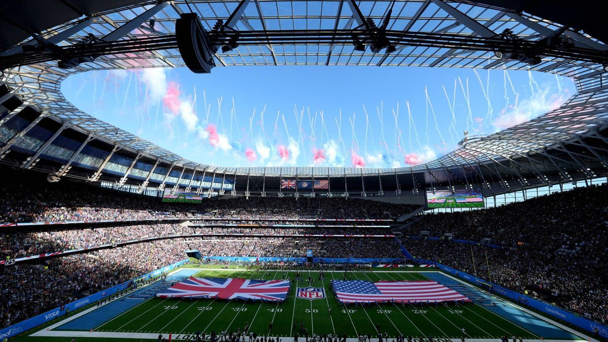 NFL, American Football Herren, USA London Games-Baltimore Ravens at Tennessee Titans Oct 15, 2023; London, United Kingdom; A general overall view of British and United States flags during the playi...