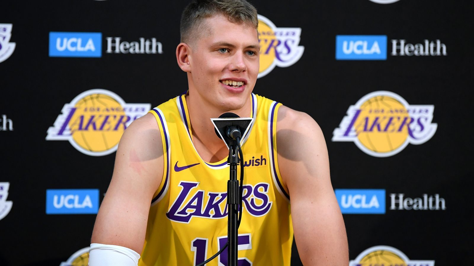 
                <strong>Moritz Wagner (Los Angeles Lakers)</strong><br>
                Der gebürtige Berliner Moritz Wagner spielte drei Jahre für die Universität von Michigan, ehe er im Juni von den Los Angeles Lakers in der ersten Runde (25. Pick) ausgewählt wurde. NBA-Legende Earvin Magic Johnson setzte sich dafür ein, dass Wagner in der ersten Runde gepickt wurde. Sein großer Vorteil am Ende? Der 2,11-Meter-Mann überzeugte in der NCAA mit seiner Wurfstärke (Dreierquote von 38,5 Prozent), die für einen Center außergewöhnlich ist. An der Konstanz muss er aber noch arbeiten, um sich in der NBA etablieren zu können. Außerdem erlitt Wagner im Summer Camp eine Verletzung am linken Knie und verpasste damit die wichtige Vorbereitungsphase in der Preseason. Doch er hat das Zeug zu einer langen Karriere.
              