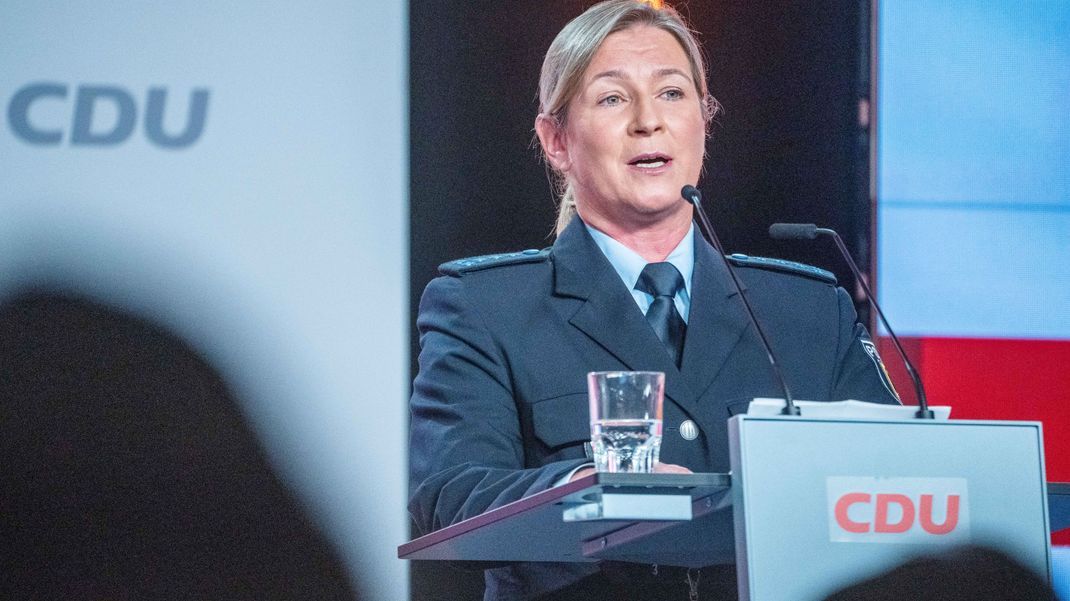 Olympionikin Claudia Pechstein in Polizeiuniform auf dem CDU-Konvent in Berlin