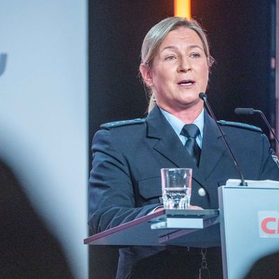 Olympionikin Claudia Pechstein in Polizeiuniform auf dem CDU-Konvent in Berlin