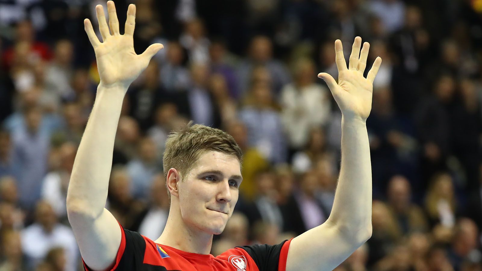 
                <strong>Finn Lemke</strong><br>
                Auch der Abwehrrecke aus Melsungen hatte mit Wiencek und Pekeler bärenstarke Konkurrenz vor sich, was seine Einsatzzeiten bei der WM deutlich schmälerte. Wenn der 2,10 Meter-Hüne auf der Platte stand, zeigte der 26-Jährige warum er Nationalspieler ist. Als es im Halbfinale und spiel um Platz drei zu frühen roten Karten für Pekeler beziehungsweise Wiencek kam, konnte Lemke etwas mehr Spielzeit sammeln, die Niederlagen aber nicht abwenden.  
              