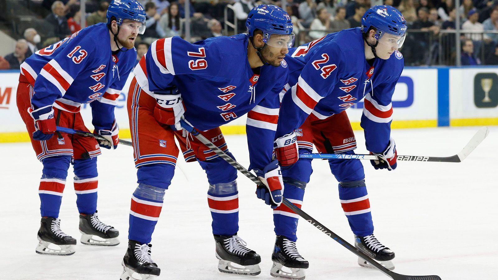 
                <strong>7. Platz: New York Rangers</strong><br>
                Der größte Trumpf der New York Rangers ist Goalie Igor Schesterkin, der als Kandidat für den wertvollsten Spieler der Liga gehandelt wird. Und wenn der Torhüter 50 Prozent des Erfolgs ausmacht, dann haben die Broadway Blueshirts gute Karten. Schesterkin ist es aber nicht allein, dazu kommt zum Beispiel Chris Kreider, der 52 Tore in der Hauptrunde schoss und einige andere Ausnahmekönner. Die Form war zwar zuletzt etwas wankelmütig, aber Pittsburgh ist zumindest statistisch der bestmögliche Gegner für die Rangers.
              