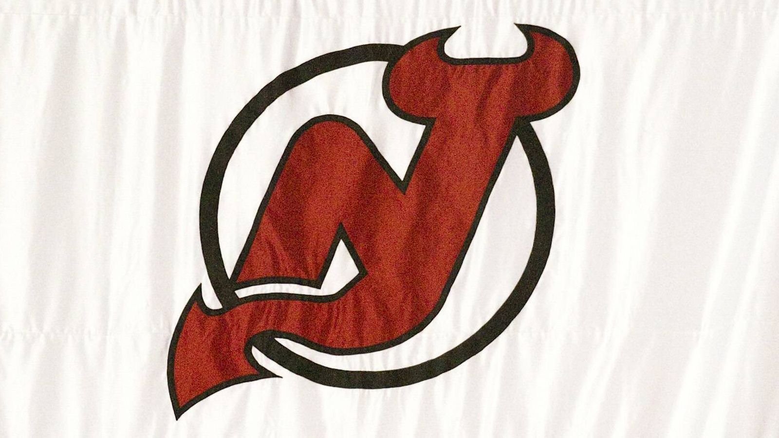 
                <strong>New Jersey Devils</strong><br>
                Als die Colorado Rockies im Jahre 1982 nach New Jersey zogen, führten die Teambesitzer eine Fan-Umfage durch. "Devils" gewann und ist eine Anspielung auf "The Legend of the Jersey Devil". In dieser alten Legende durchstreift ein Teufel die trostlosen Pine Barrens im Süden von New Jersey und sucht nach Opfern.
              