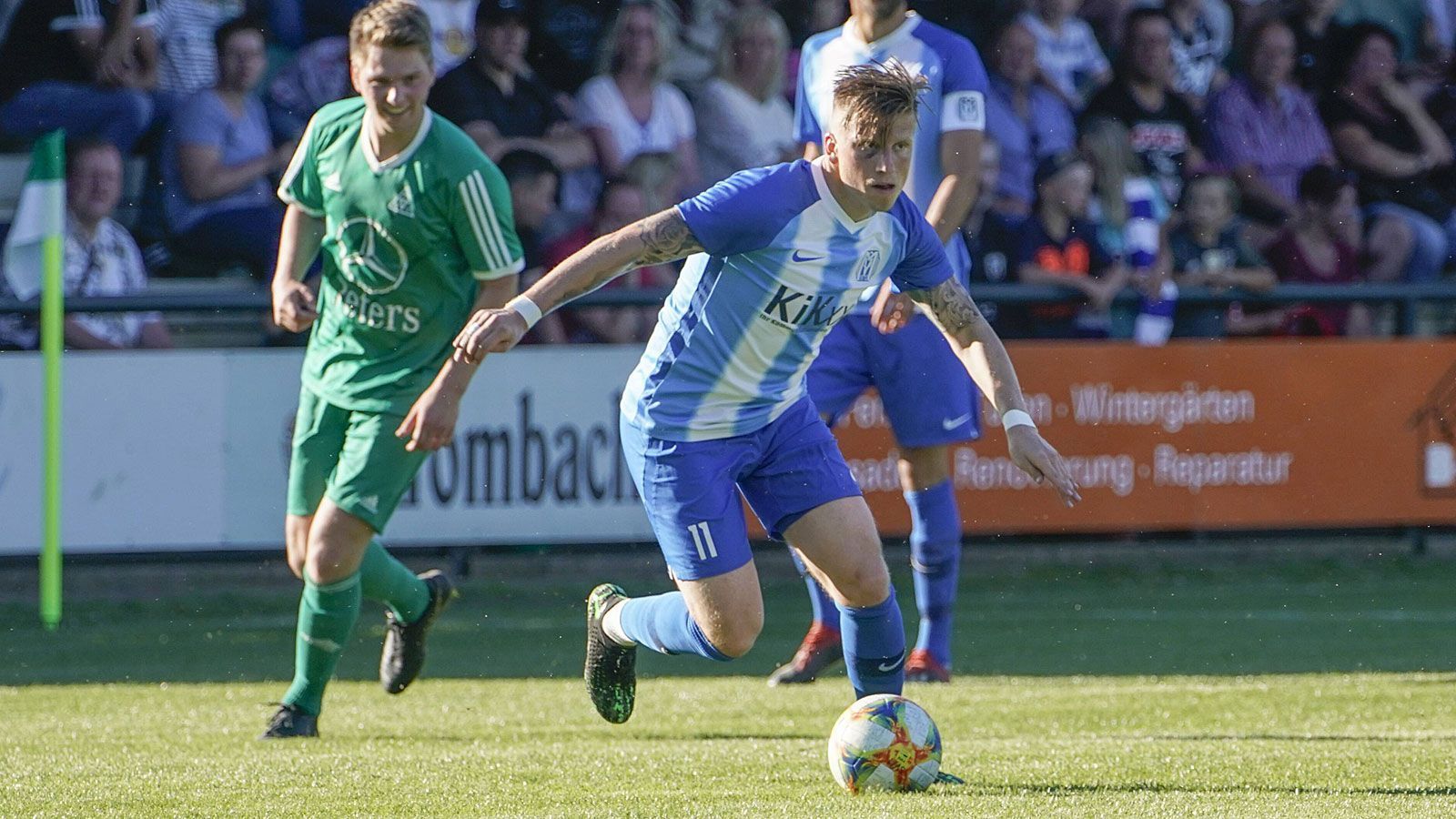 
                <strong>Marcus Piossek ist der Wandervogel</strong><br>
                Zu Neidharts Spielern zählt auch der Wandervogel der 3. Liga. Marcus Piossek war schon für sieben Klubs in der 3. Liga aktiv: Borussia Dortmund II, Rot Weiss Ahlen, den VfL Osnabrück, Preußen Münster, den SC Paderborn, die Sportfreunde Lotte und seit Januar beim SV Meppen. Damit aber nicht genug: Zwischendurch spielte der gebürtige Lippstädter in der Regionalliga für den Karlsruher SC II und in der 2. Liga für den 1. FC Kaiserslautern. An Meppen ist Piossek noch zwei Jahre gebunden.
              