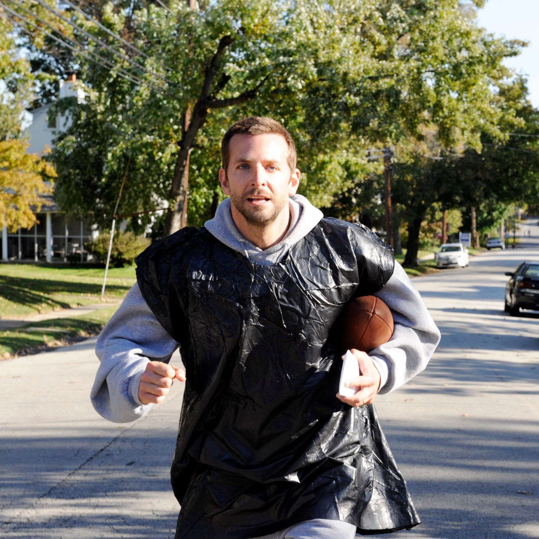 Bradley Cooper runnig ; Silver Linings Playbook