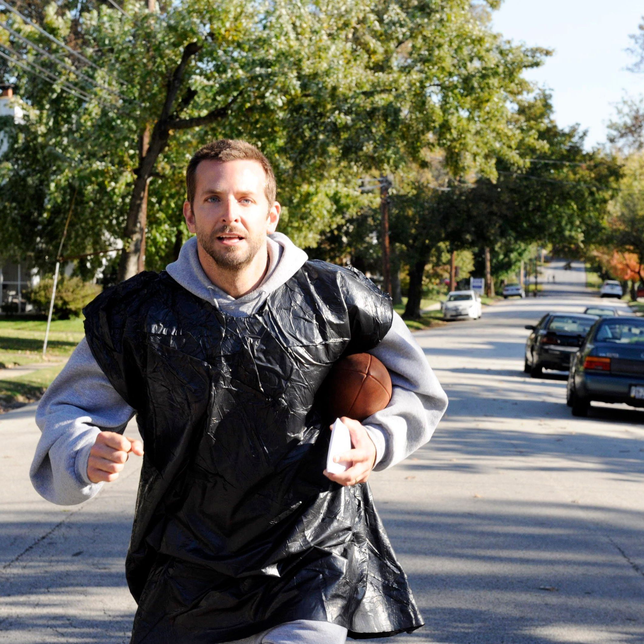 Bradley Cooper runnig ; Silver Linings Playbook