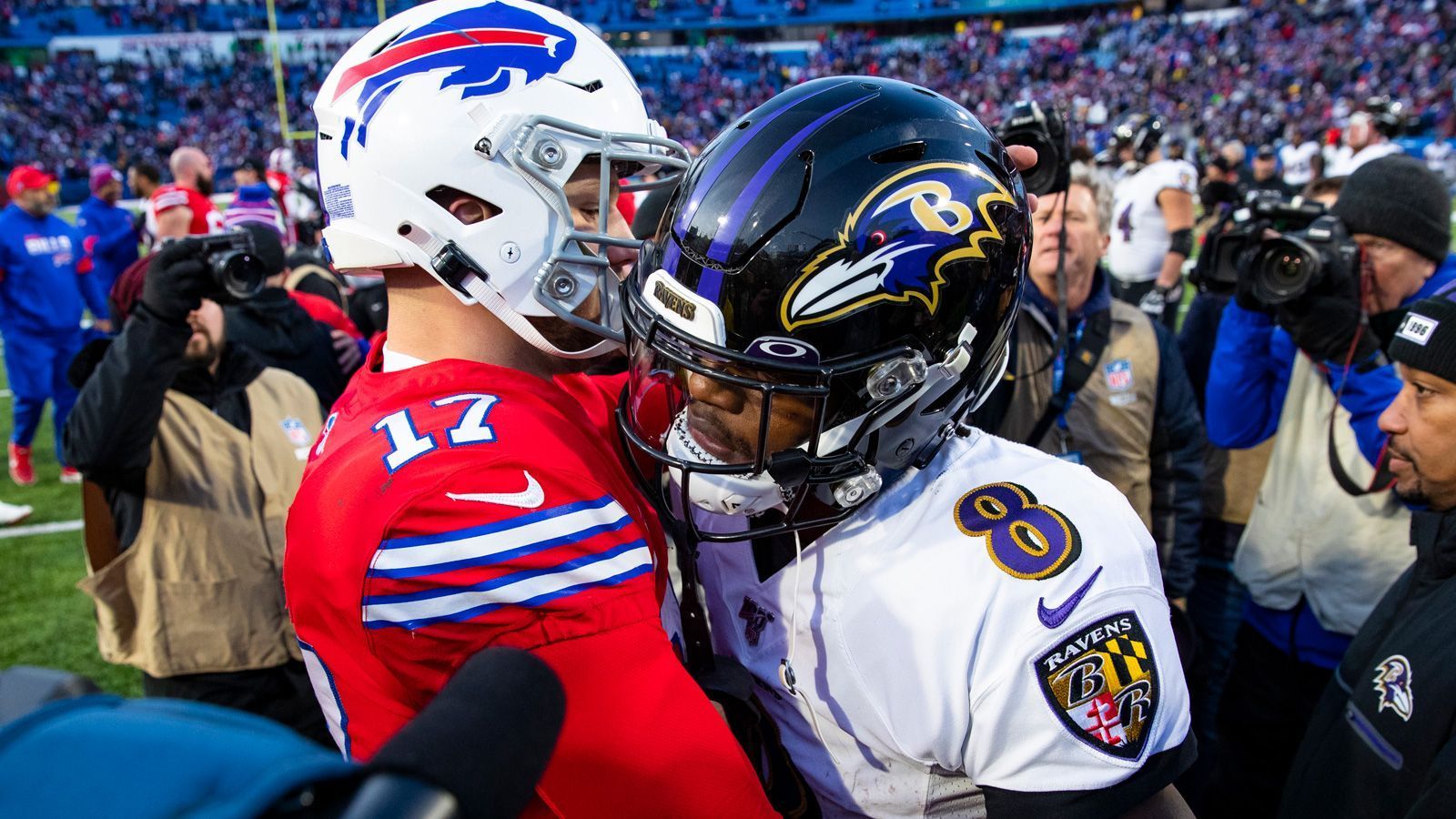 
                <strong>Ravens at Bills: Lamar Jackson vs. Josh Allen</strong><br>
                Weiter geht es in der Nacht von Samstag auf Sonntag mit dem Spiel der Baltimore Ravens bei den Buffalo Bills (1:45 live auf ProSieben und auf ran.de). Auch wenn Lamar Jackson und Josh Allen nicht gleichzeitig auf dem Spielfeld stehen werden, lässt sich dieses Spiel auf das Duell der beiden jungen Quarterbacks runterbrechen. Da ist auf der Seite der Ravens der unfassbar athletische und laufstarke Jackson, auf der anderen Seite der enorm bewegliche und wurfstarke Allen. Beide sind jederzeit in der Lage, ein Big Play aus dem Hut zu zaubern, beide sind moderne Dual-Threat-Quarterbacks. Während Lamar Jackson schon 2019 MVP der NFL war, gilt Allen in diesem Jahr als Kandidat. Wer von den beiden den besseren Tag erwischt, dürfte von entscheidender Bedeutung sein.
              