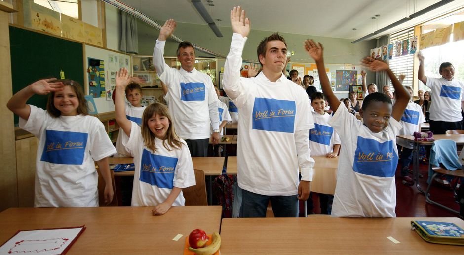 
                <strong>Klassensprecher der 5a</strong><br>
                Vielleicht hat Lahm aber ja auch eine große Zukunft als Klassensprecher vor sich? Vom Trainerliebling (O-Ton Guardiola: "Philipp Lahm ist für mich der intelligenteste Spieler, den ich je in meiner Karriere trainiert habe") zum Lehrerliebling ist es bestimmt nur ein kleiner Sprung. 
              