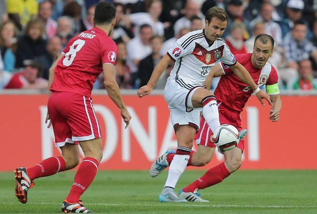 
                <strong>Mario Götze</strong><br>
                Leitet zunächst mit einem Fehlpass einen gefährllichen Konter der Gastgeber ein. Wuselt sich aber in die Partie und bereit den Führungstreffer von Schürrle vor. Muss in der 36. Minute verletzt ausgewechselt werden. ran-Note: 3
              