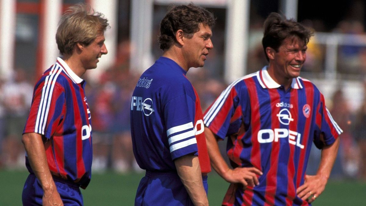 Trainer Rehhagel mit Stars Matthäus und  Klinsmann 1995