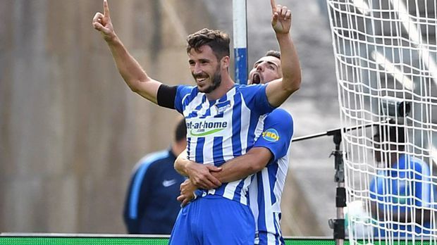 
                <strong>Mathew Leckie (Hertha BSC)</strong><br>
                Was für ein Einstand! Herthas Neuzugang Mathew Leckie war am ersten Spieltag der Matchwinner für die Berliner. Der Australier, der im Sommer von Ingolstadt in die Hauptstadt wechselte, erzielte beim 2:0-Auftaktsieg gegen Aufsteiger Stuttgart beide Treffer. So kann es für den 26-Jährigen natürlich weitergehen an seiner neuen Wirkungsstätte.
              