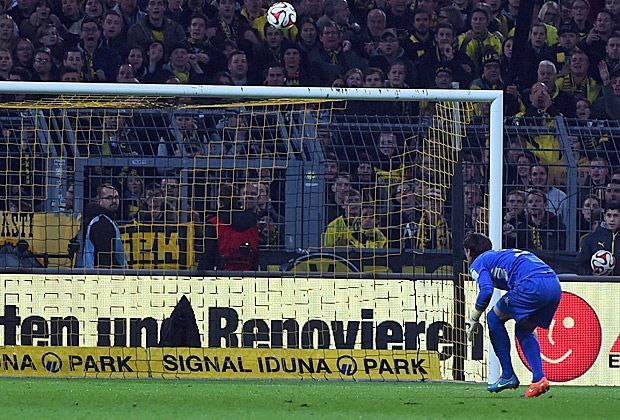 
                <strong>Pechvogel Kramer schießt das "Eigentor des Jahres"</strong><br>
                Kramer trifft den Ball so ungünstig, dass dieser in hohem Bogen in Richtung Gladbacher Tor fliegt. Das Dumme daran: BMG-Schlussmann Sommer steht als mitspielender Torwart an der Strafraumgrenze und wird auf dem völlig falschen Fuß erwischt.
              