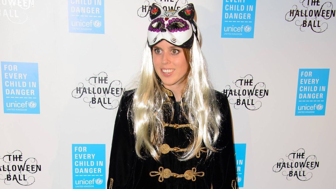 Schon 2016 zeigte Prinzessin Beatrice ihre Begeisterung für Grusel-Partys. Beim großen Halloween-Ball von UNICEF tauchte die britische Royal mit einer silbernen Perücke und einer kunstvoll gestalteten Katzenmaske auf.