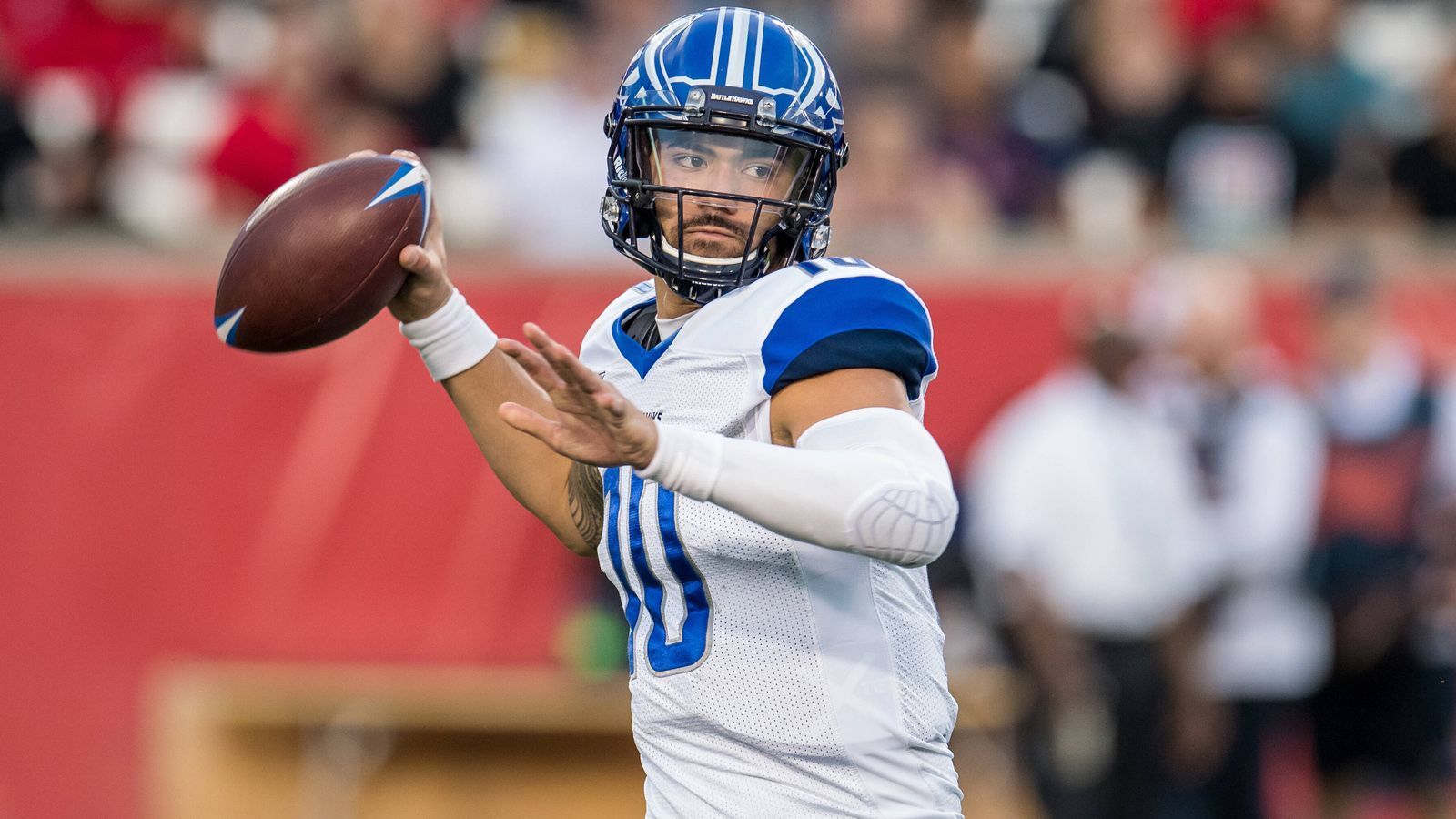 
                <strong>Jordan Ta'amu (Quarterback, St. Louis BattleHawks)</strong><br>
                Der Spielmacher der St. Louis BattleHawks zählt zu den großen Neuentdeckungen der XFL. Nachdem der Spielmacher im vergangenen Jahr im NFL-Draft nicht berücksichtigt wurde und sich auch im Trainingscamp der Houston Texans nicht durchsetzen konnte, trumpft er nun im Dienste der St. Louis BattleHawks auf. Mit 612 Passing Yards ist er der zweitbeste Passgeber der Liga. 76 Prozent seiner Pässe brachte er erfolgreich an. Zudem ist Ta'amu sehr mobil und lief in den vergangenen drei Partien für 123 Yards und einen Touchdown.
              