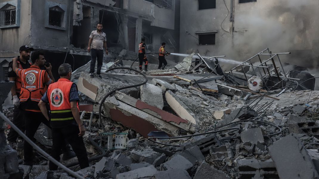 Angesichts zahlreicher ziviler Opfer und der angespannten Versorgungslage während der israelischen Angriffe auf Stellungen der islamistischen Hamas im Gazastreifen hat das UN-Palästinenserhilfswerk UNRWA erneut eine Feuerpause gefordert.