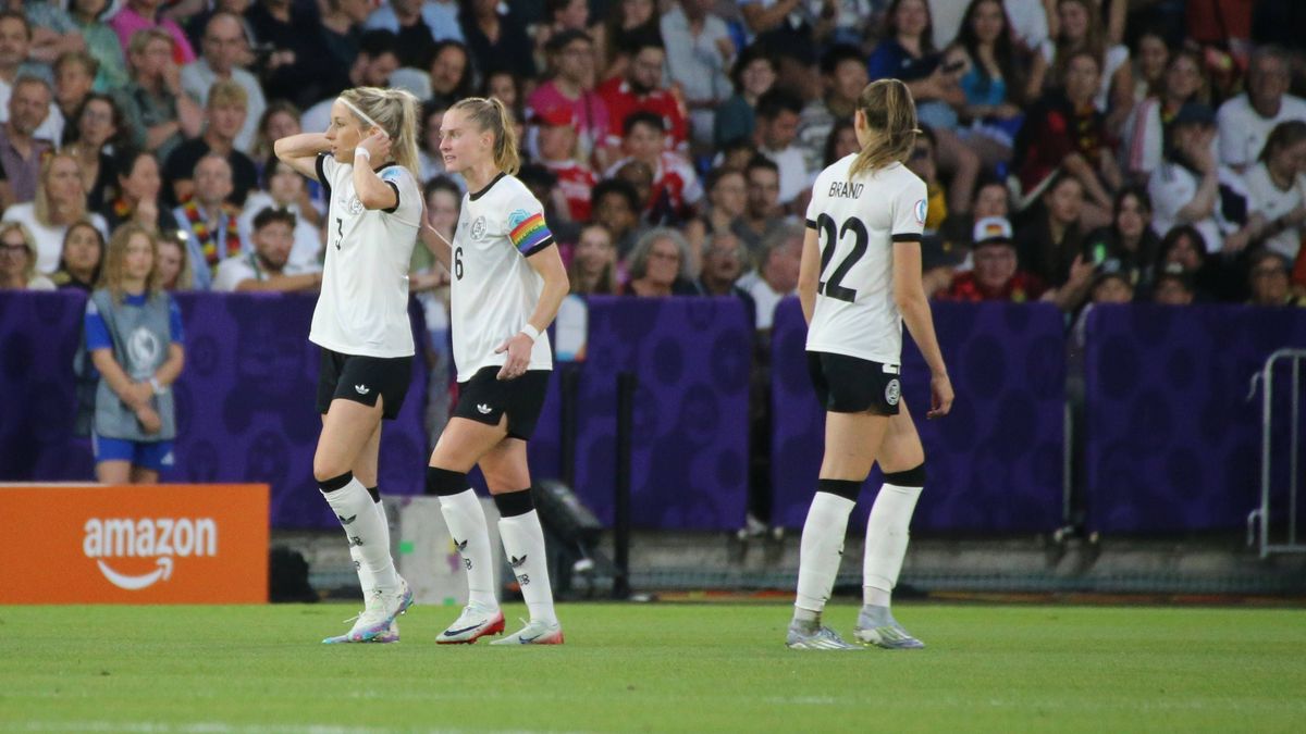 19.07.2025, xgrfx, Fussball UEFA Women s Euro 2025 Viertelfinale , Frankreich - Deutschland v.l. Rote Karte, Kathrin Hendrich (Deutsche Frauennationalmannschaft) (DFL DFB REGULATIONS PROHIBIT ANY U...