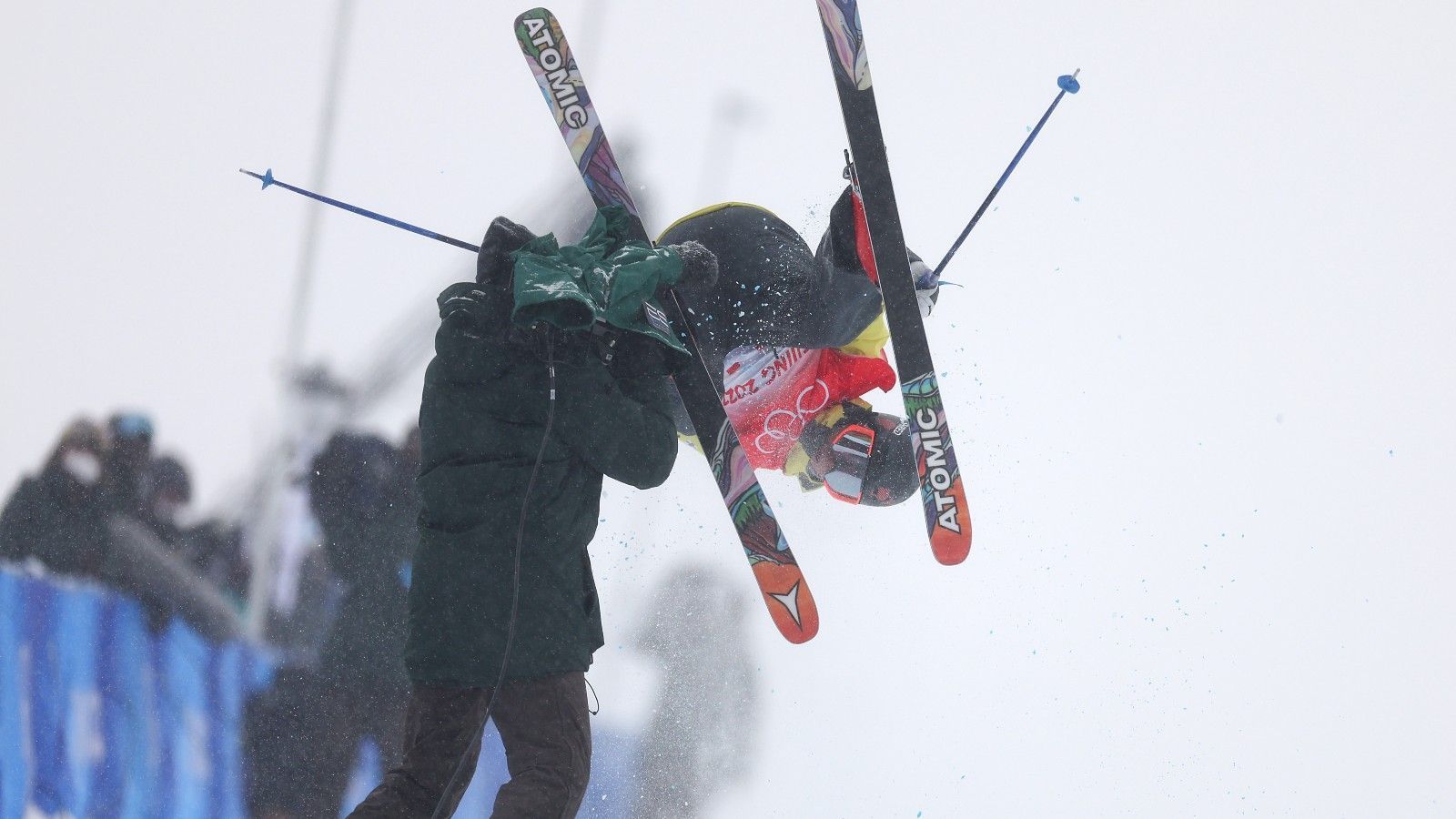 
                <strong>Halfpipe-Unfall: Finne kollidiert mit Kameramann</strong><br>
                Der Finne Jon Sallinen hat in der Halfpipe-Qualifikation der Ski-Freestyler bei den Olympischen Winterspielen in Peking für einen kurzen Schreckmoment gesorgt. Mitten in seinem zweiten Run im Genting Snow Park von Zhangjiakou misslang ihm ein Sprung, ein Kameramann auf der Rampe konnte dem 21-Jährigen nicht mehr ausweichen. Trotz des Zusammenstoßes blieben beide nach ersten Informationen unverletzt. Der Kameramann stand ebenso wie der Finne nach kurzer Zeit wieder auf, und Sallinen brachte seinen Lauf ins Ziel.
              