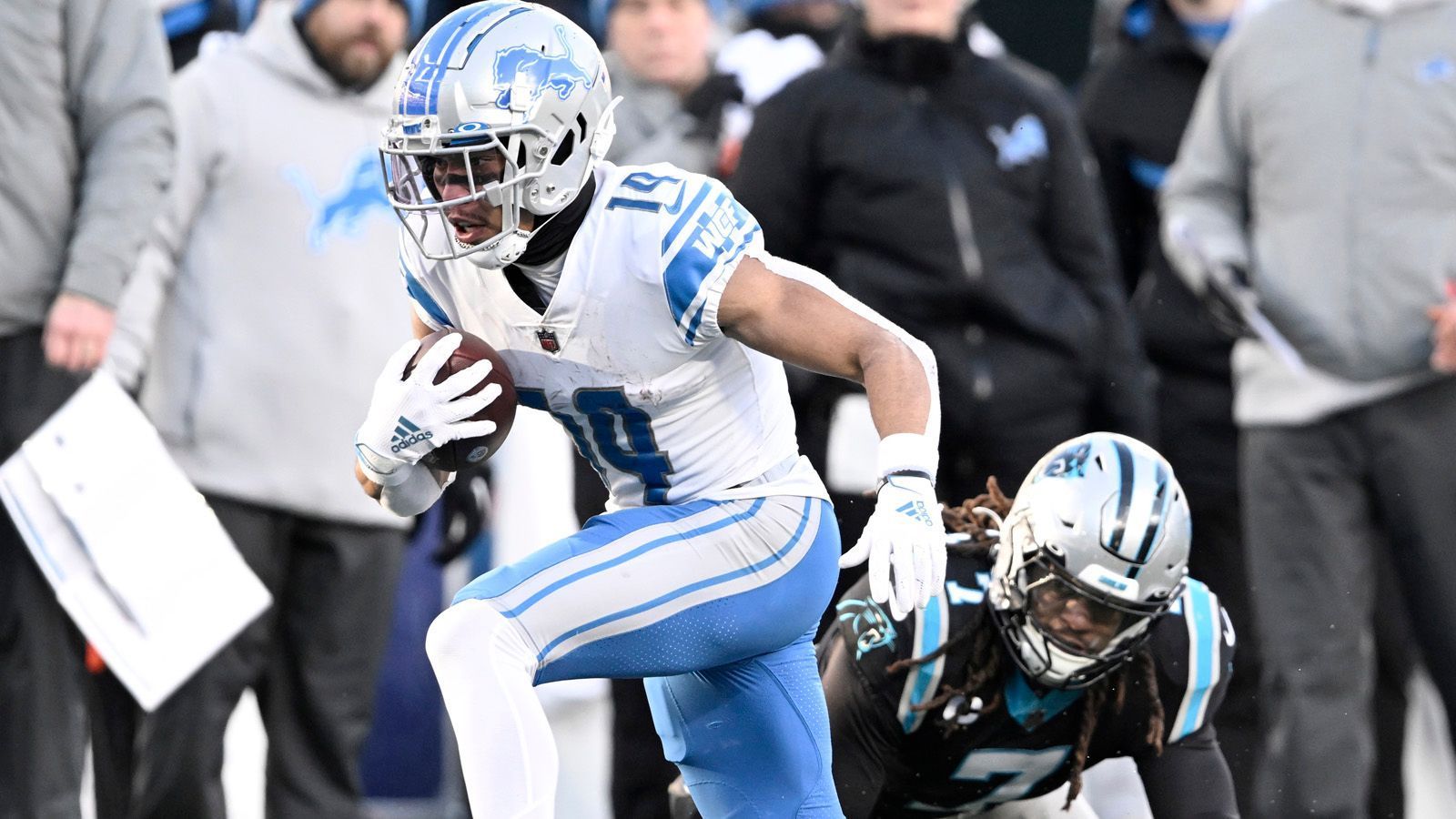 
                <strong>Amon-Ra St. Brown (Detroit Lions)</strong><br>
                Amon-Ra St. Brown kann sich mit seinen Detroit Lions weiter Hoffnungen auf die Playoffs machen. Im Bruderduell setzte sich Amon-Ra gegen die Chicago Bears mit Equanimeous St. Brown deutlich mit 41:10 durch. Amon-Ra stand bei 70 Prozent der Offensiv-Snaps auf dem Platz, blieb ohne Touchdown, fing aber vier Bälle für 62 Yards. Er steht damit bei insgesamt 1.112 Yards in dieser Saison.
              