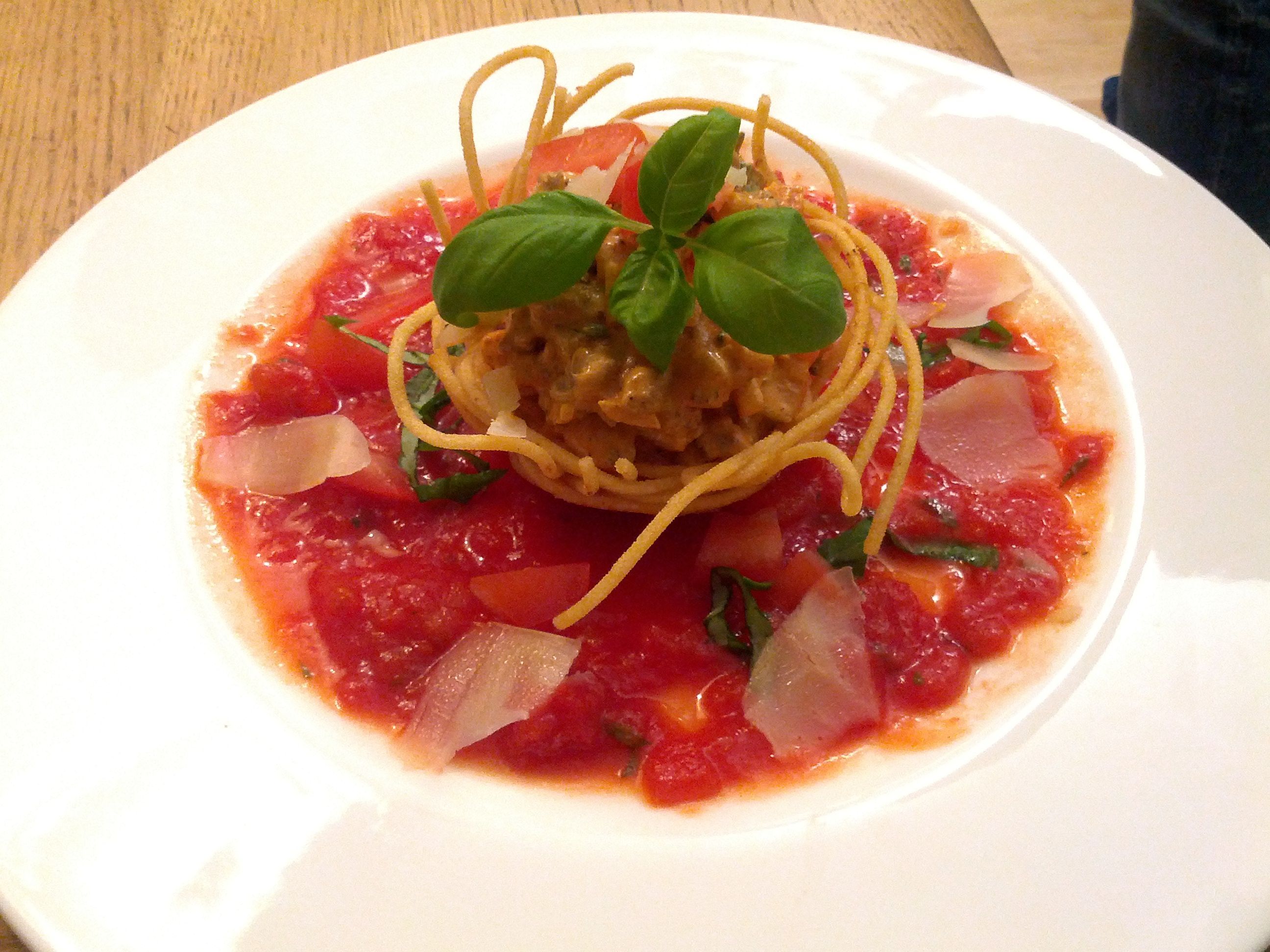 Bolognesesalat im Spaghettikörbchen auf Tomatensauce