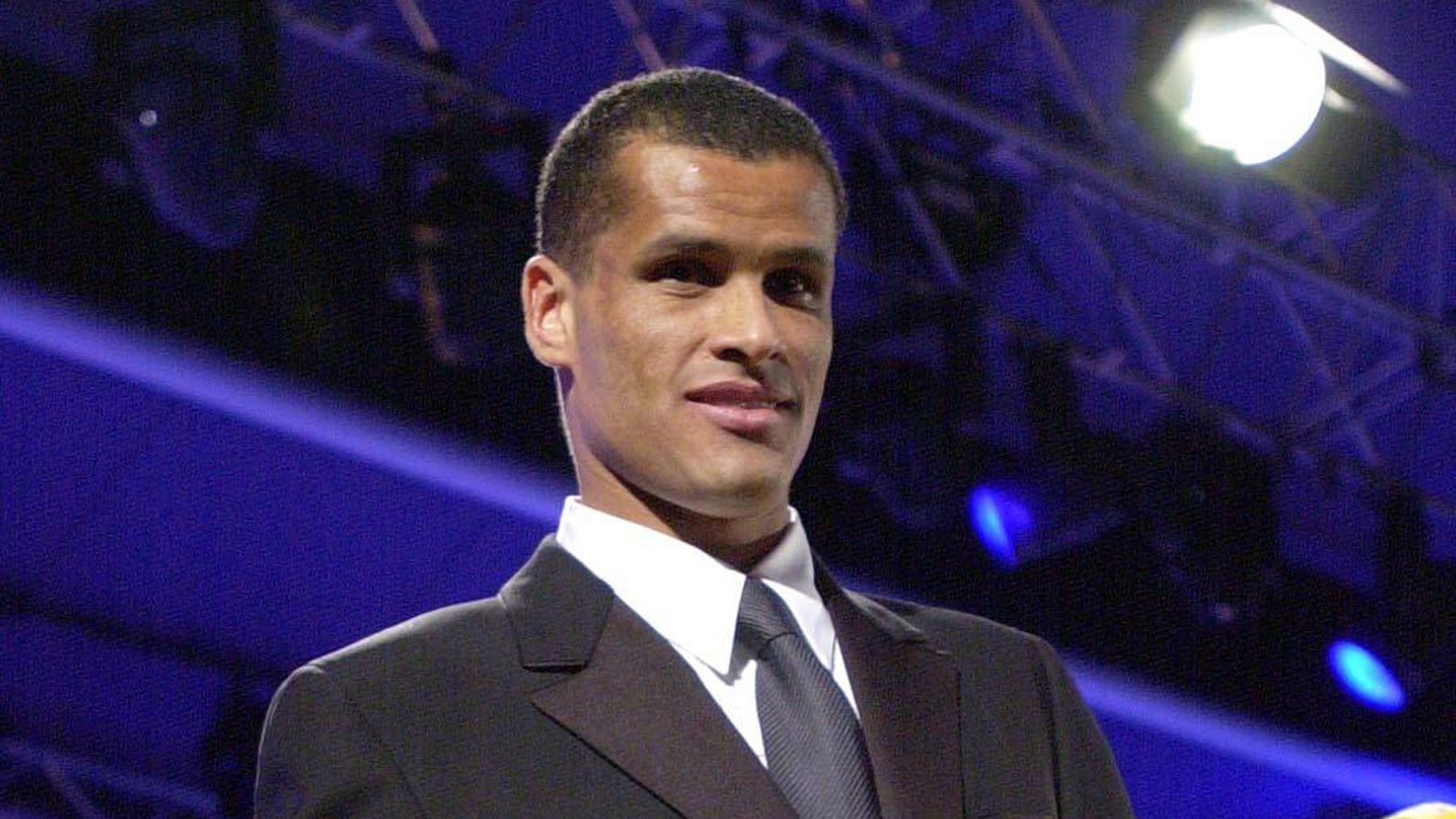 
                <strong>1999: Rivaldo (FC Barcelona)</strong><br>
                2. Platz: David Beckham (Manchester United)3. Platz: Andrij Schewtschenko (AC Mailand)
              