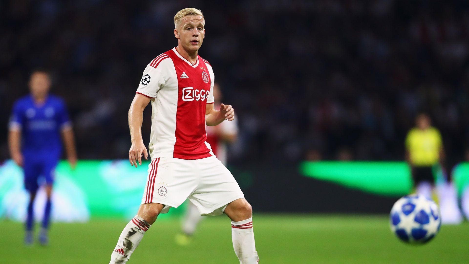 
                <strong>Platz 6: Donny van de Beek</strong><br>
                &#x2022; Ablöse: 39 Millionen Euro<br>&#x2022; Saison: 2020/21<br>&#x2022; Aufnehmender Verein: Manchester United<br>&#x2022; Position: Zentraler Mittelfeldspieler<br>
              