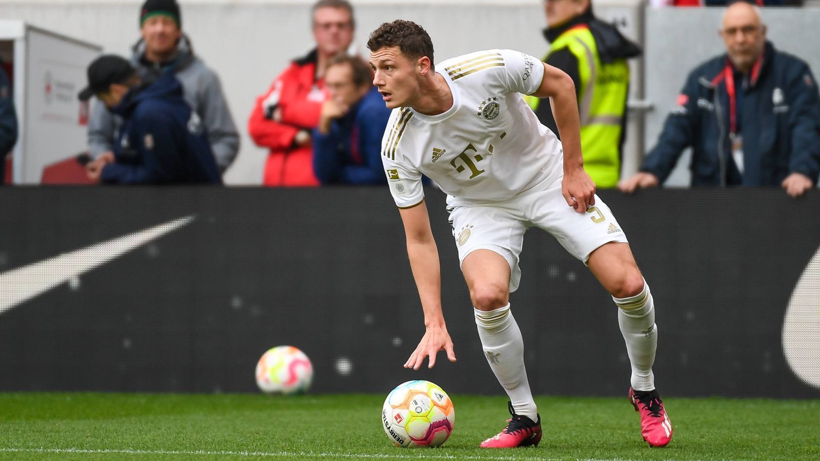 
                <strong>Benjamin Pavard</strong><br>
                Rückt durch die Sperre von Landsmann Upamecano in die Innenverteidigung. Die Freiburger Angriffe laufen meist über seine Seite, dabei wird der Weltmeister von 2018 einige Male von Günter oder Gregoritsch überrumpelt. Wirkt unruhig und wackelt in einigen Situationen. ran-Note: 4
              