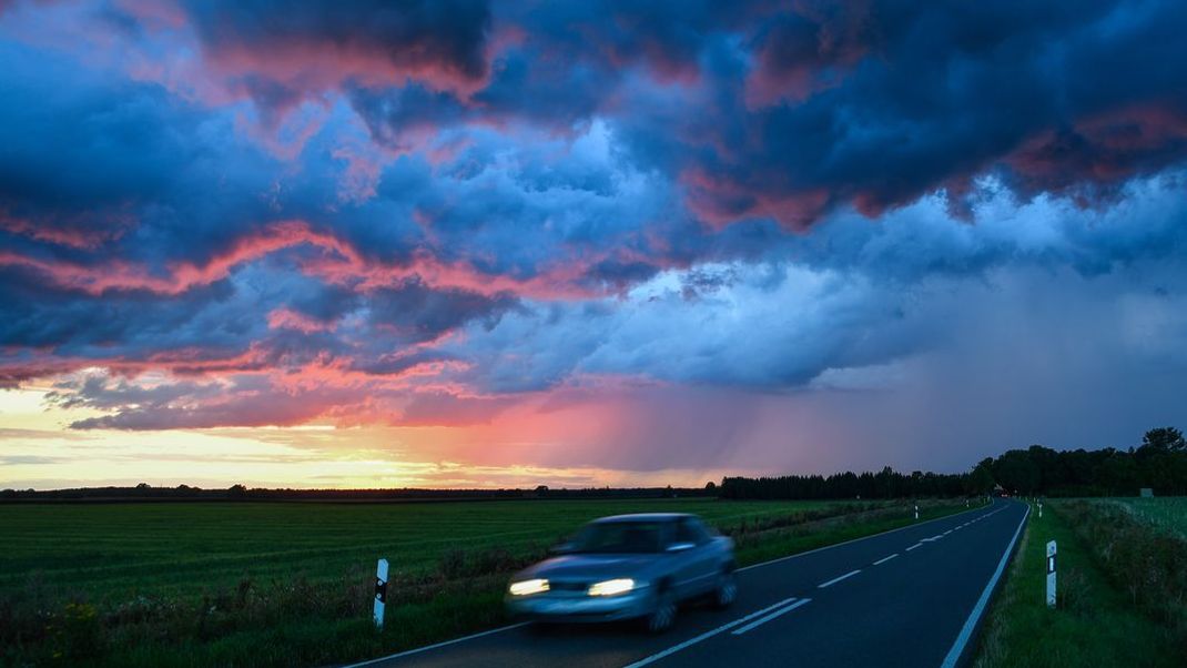 Wer bis Freitag diese Woche insbesondere in Süd- und Ostdeutschland unterwegs ist, wird vielerorts dunkle Gewitterwolken über sich feststellen. (Symbolbild)