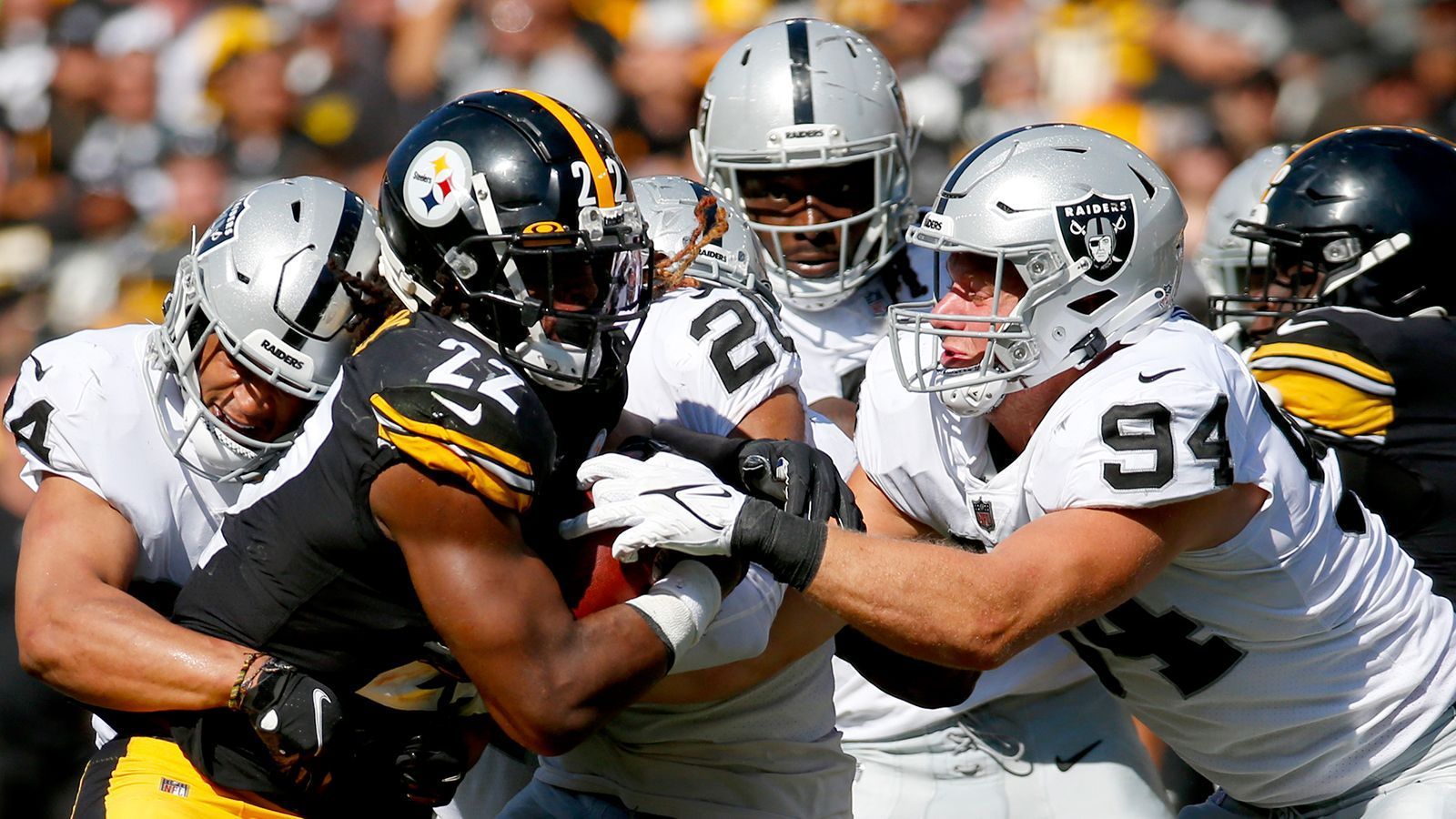 
                <strong>Defense blüht auf</strong><br>
                Der neue Defensive Coordinator Gus Bradley lässt eine (vergleichsweise) simple Defensive spielen. Die Raiders blitzen lediglich bei knapp fünf Prozent ihrer Plays, agieren in einer Vielzahl der Situationen in Cover-3 und spielen vorwiegend eine Zonen-Verteidigung. Die Einzelspieler müssen kein komplexes Blitz-Scheme ausführen, sondern können sich in "einfacheren" Rollen auf ihre Stärken und Instinkte konzentrieren. In den meisten Defensiv-Kategorien rangieren die Raiders im Mittelfeld der Liga, und damit deutlich weiter oben als im Vorjahr. Bei knapp 23 Prozent der Spielzüge setzen sie den Quarterback unter Druck, viertbester Wert der NFL.
              