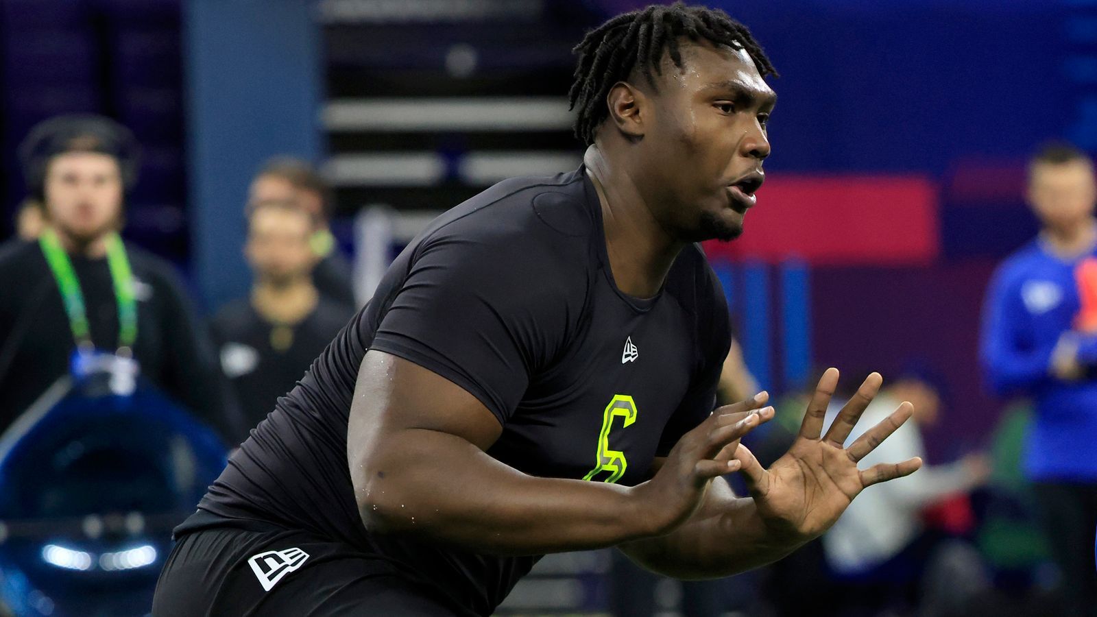 
                <strong>26. Pick: TRADE 8 - Detroit Lions - Charles Cross, T, Mississippi State</strong><br>
                Wer hat noch nicht, wer will nochmal? Die Tennessee Titans tauschen ihren 26. Pick gegen den 32. Pick der Detroit Lions und erhalten noch einen kleinen Bonus obendrauf. Mississippi-State-Tackle Charles Cross wird der dritte Erstrundenpick der Lions.
              