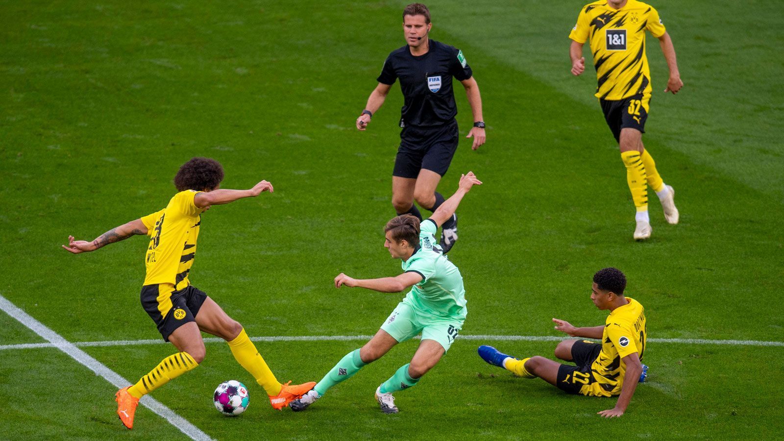 
                <strong>Einzelkritik zu Borussia Dortmund gegen Borussia Mönchengladbach</strong><br>
                Im ersten Samstagabendspiel der Bundesliga-Saison 2020/2021 kommt es zum Borussen-Duell und einem Aufeinandertreffen zweier Champions-League-Teilnehmer. Dortmund empfängt Mönchengladbach. ran.de benotet die Profis beider Mannschaften.
              