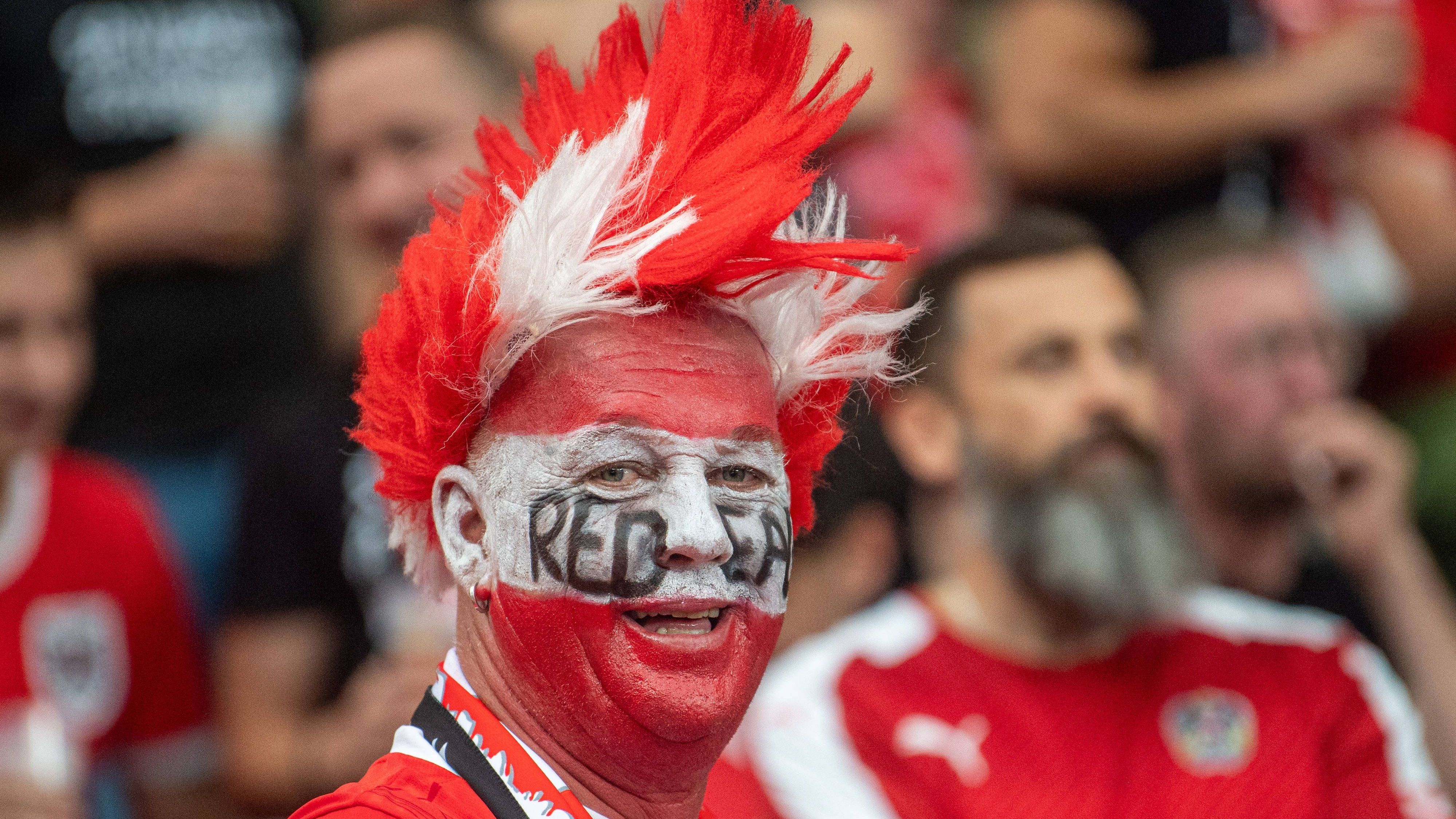 <strong>Rot-Weiß-Rot überzeugt auch neben dem Platz</strong><br>Was kann bei solchen Fans schon schief gehen? Österreich zeigt sich in Berlin farbenfroh.