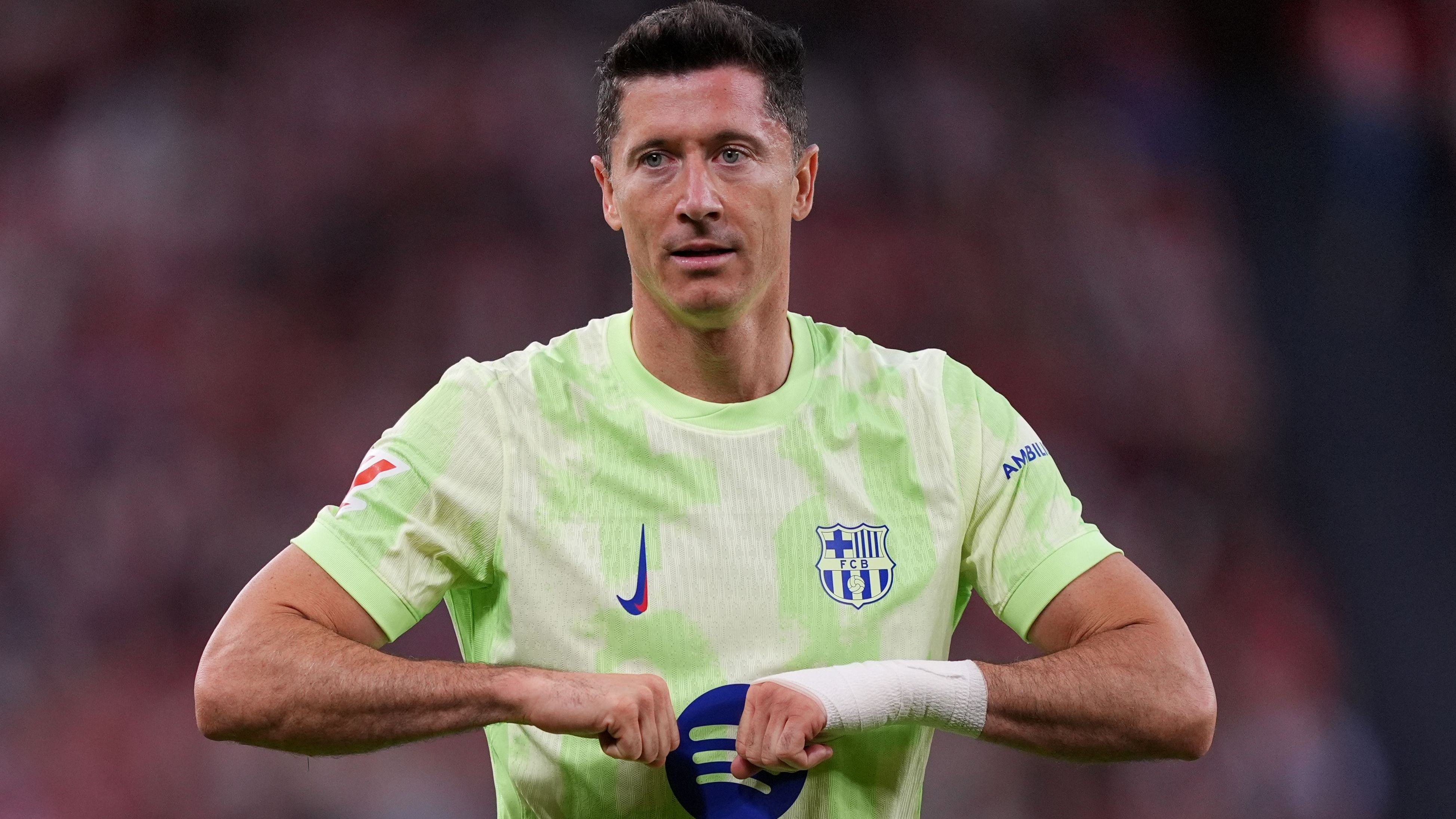 <em><strong>Robert Lewandowski (FC Barcelona)</strong><br>Verbringt Robert Lewandowski seinen Karriereabend in Saudi-Arabien? Wie die Zeitung "Al-Riyadiyah" berichtet, plant der 36-Jährige nach seinem Vertragsende beim FC Barcelona im Sommer 2026 den Schritt in die Wüste. Der frühere Bayern-Stürmer haben den Wunsch intern bereits selbst hinterlegt. Seine Berateragentur habe dem Bericht zufolge auch keine Gespräche über eine Vertragsverlängerung in Barcelona initiiert.</em>