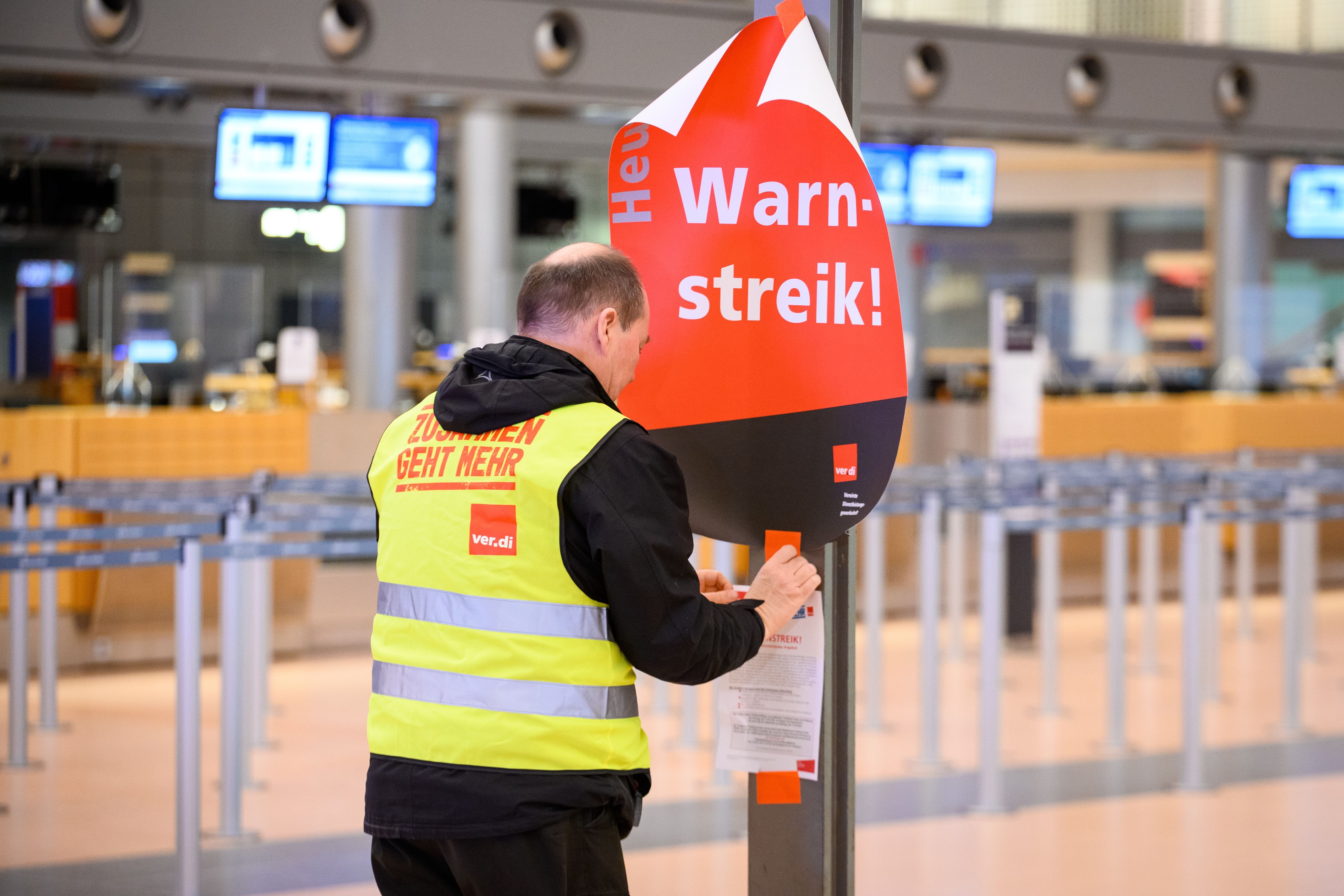 Flugreisende Aufgepasst: An Diesen Flughäfen Droht Heute Streik