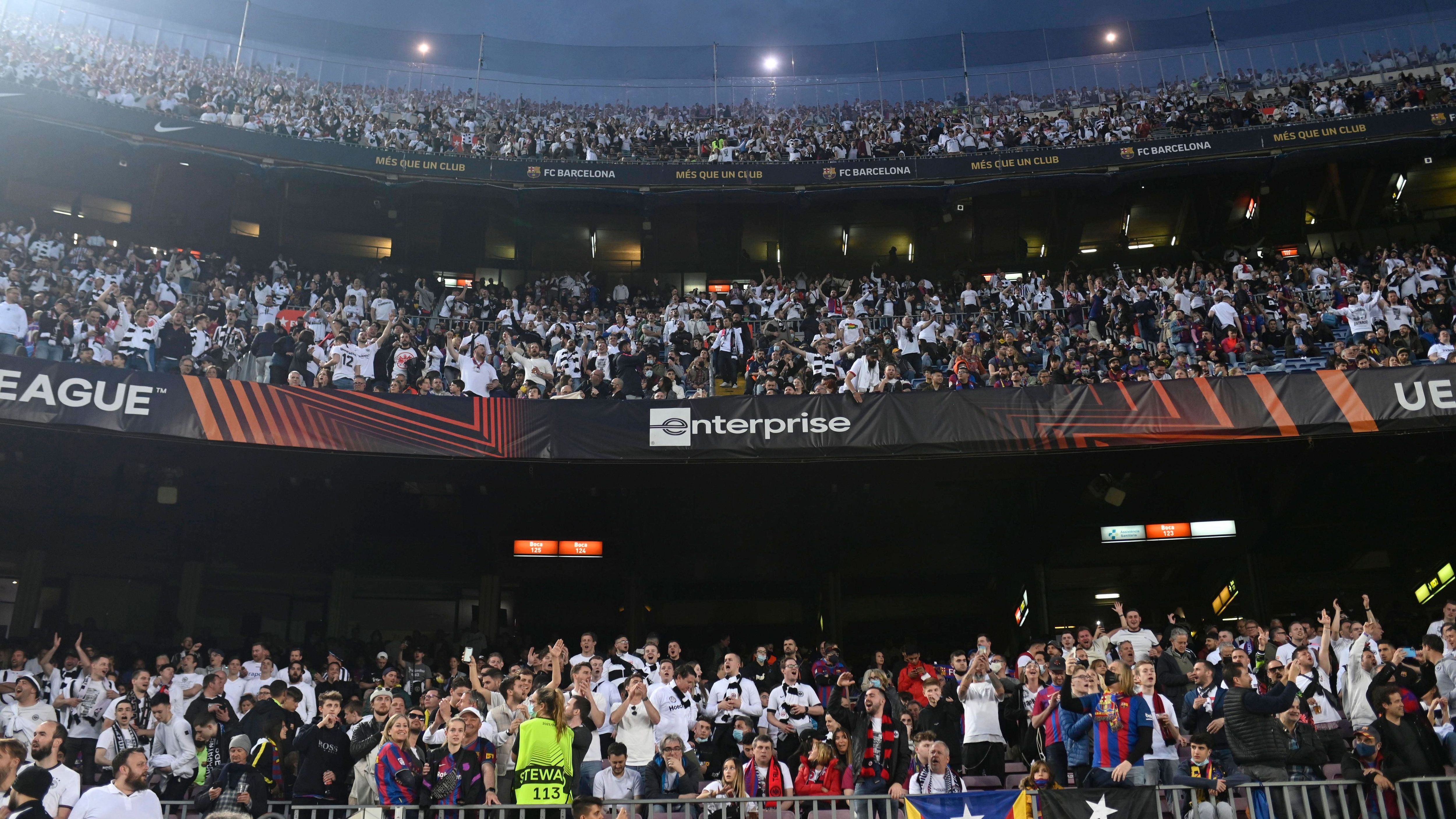 
                <strong>Auswärtsspiel gegen den FC Barcelona (14. April 2022)</strong><br>
                Beeindruckende Unterstützung für die Adler. Die Fans von Eintracht Frankfurt verwandelten das Stadion des FC Barcelona im Viertelfinal-Rückspiel der Europa League auf Anhieb in ein Tollhaus. Um so bemerkenswerter, da der Gästeblock im Stadion der Katalanen nur Platz für 5.000 Fans hat. Dennoch fanden weit mehr Unterstützer der Frankfurter den Weg in Stadion. Bis zu 35.000 Tickets hätte die Eintracht laut "Hessenschau" für die Gästekurve im Camp Nou verkaufen können.
              