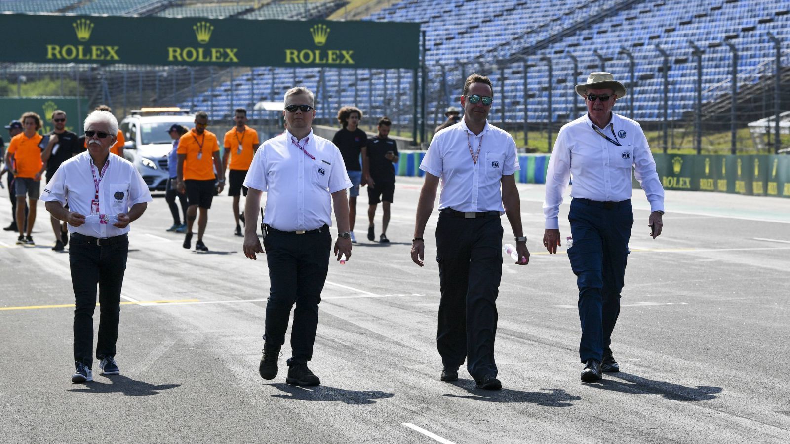 
                <strong>Verlierer: Die Renn-Stewards</strong><br>
                Nicht immer sind die Entscheidungen der Rennleitung bei den Sessions nachvollziehbar, jedoch zeigten sich die Stewards in Spielberg nachweislich unaufmerksam. Im Qualifying am Freitag löschten sie fleißig Rundenzeiten aufgrund des Überschreitens der Track Limits, nicht jedoch die von Sergio Perez in Q2. Der verließ bei seiner schnellen Runde sogar zwei Mal die Strecke, das fiel jedoch erst nach der Session auf. Perez war vorher 13. und hätte sich nicht qualifiziert. Stattdessen fuhr Perez in Q3 seine Runde, nur um dann schlussendlich auf Platz 13 strafversetzt zu werden. Den Schaden hatte Pierre Gasly auf Rang elf, der zwar eine Position gewann, jedoch um eine mögliche bessere Platzierung gebracht wurde, da er in Q3 nicht mehr fahren durfte.
              