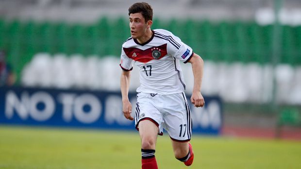
                <strong>Abwehr: Enes Akyol</strong><br>
                Abwehr: Enes Akyol. Der zweite Mann für die linke Seite ist Enes Akyol von Hertha BSC. Auf seiner Position muss er sich Karakas geschlagen geben, denn Wück sieht noch Defizite: "Enes ist ein sehr ruhiger Spieler, der zu einhundert Prozent seine Aufgaben löst. In der Defensive sehr zuverlässig, offensiv hat er noch Luft nach oben."
              