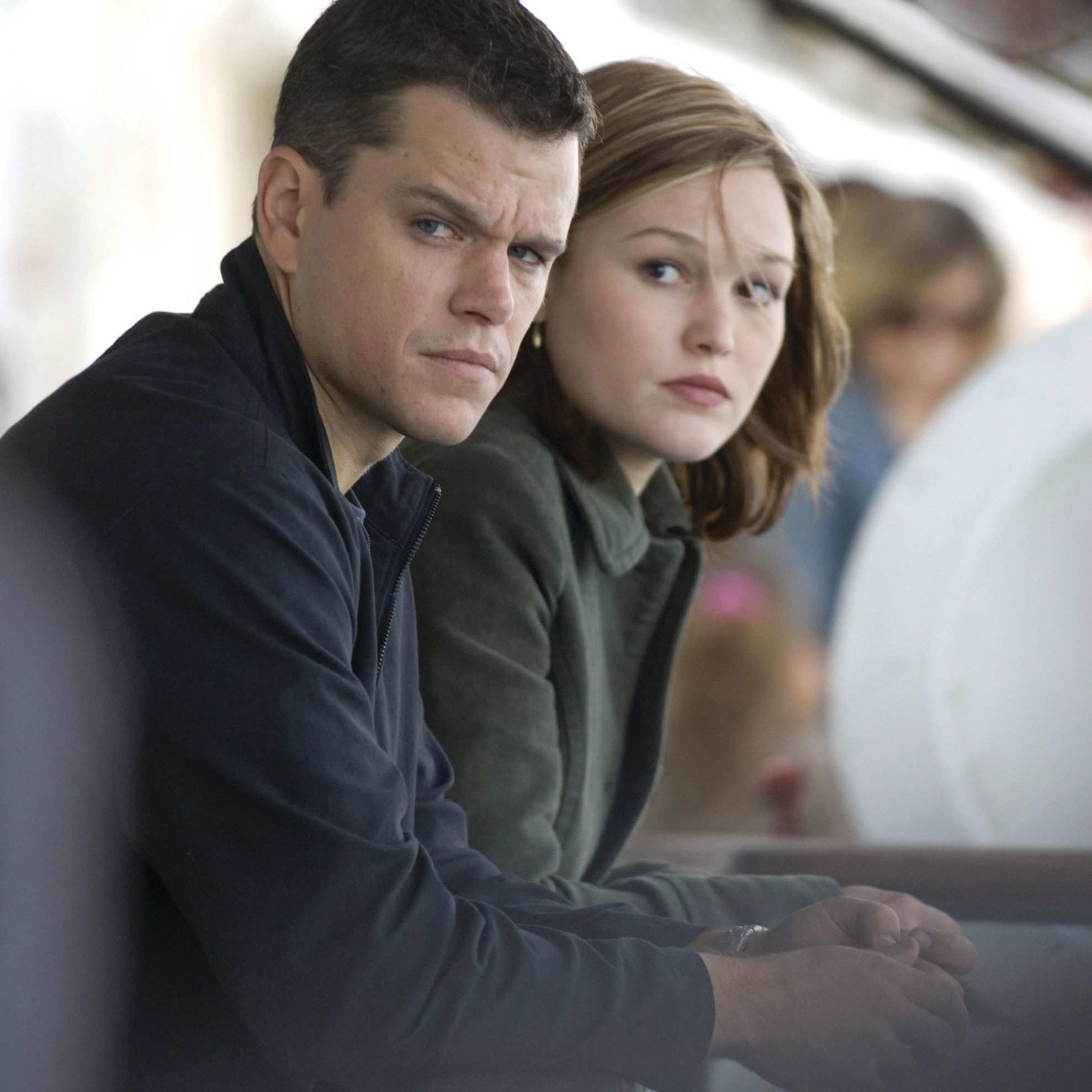 Matt Damon als Jason Bourne und Julia Stiles als CIA Agentin Nicky Parsons.