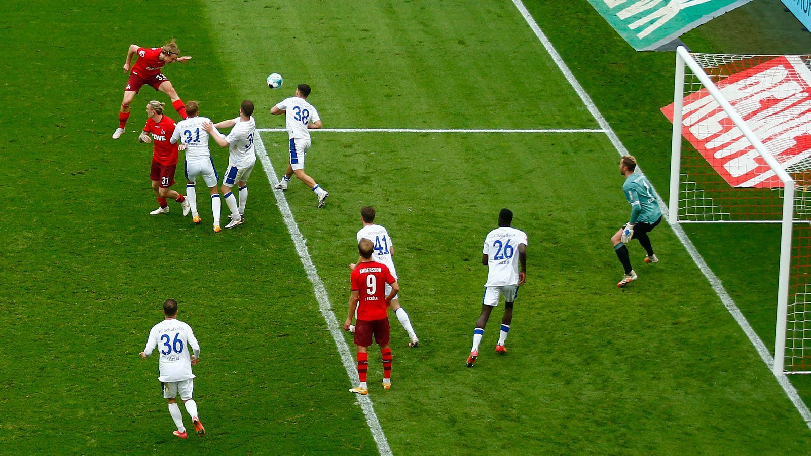 
                <strong>86. Minute: 1:0 Köln! Bornauw lässt Köln explodieren</strong><br>
                Köln drückt und drückt und drückt. Schalke ist nur noch hinten drin, Fährmann wehrt einen Flachschuss zunächst ab. Doch der Ball bleibt im Spiel. Thielmann kommt im Schalker Strafraum rechts an den Ball und flankt auf den langen Pfosten, wo Bornauw wartet und in Richtung kurzes Eck köpft. Fährmann ist noch dran, kann den Treffer aber nicht mehr verhindern! Der VAR-Keller hat nichts zu bemängeln! Der Treffer zählt!
              