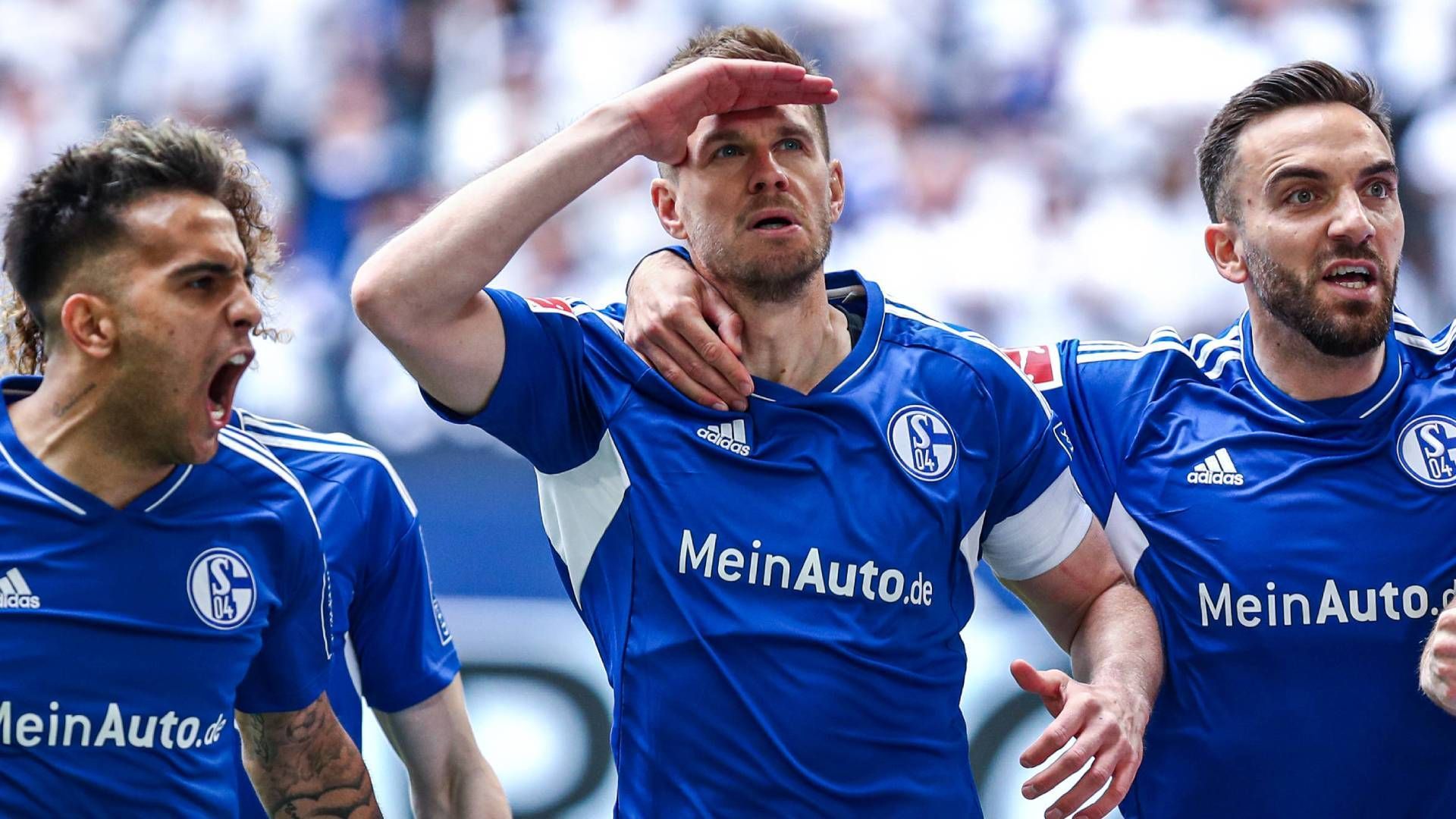 
                <strong>Schalker Blitzstart dank Terodde</strong><br>
                15:31 Uhr: Und sie haben ganz früh Grund zum Jubeln! Nach nicht einmal 60 Sekunden sorgt Terodde für die Schalker Führung, die das Stadion explodieren lässt. Schalke führt 1:0!
              