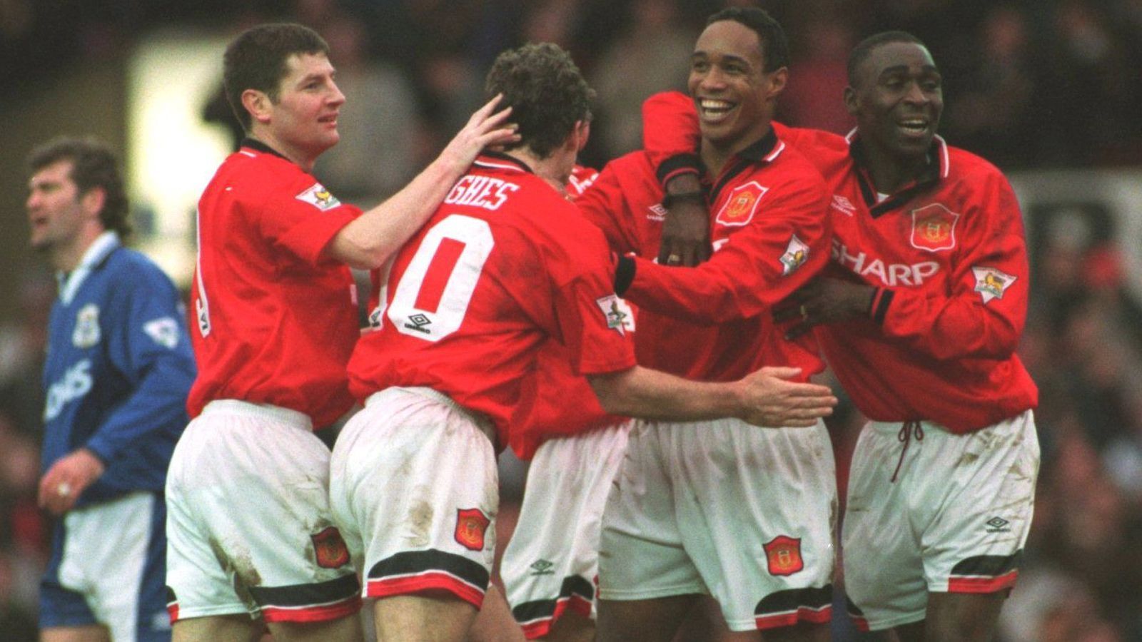 
                <strong>Höchster Heimsieg Premier League</strong><br>
                Die Bestmarke für den höchsten Sieg überhaupt stellten sie damit ein. Manchester United hatte 1995 ebenfalls 9:0 gegen Ipswich Town gewonnen, gleichzeitig der höchste Heimsieg in der Historie der Premier League, die es seit 1992 gibt. Aber natürlich wird in England schon viel länger Fußball gespielt. Die höchsten Siege im englischen Fußball liegen lange zurück: Am 4. April 1892 gewann West Bronwich Albion gegen Darwen ebenso 12:0 wie am 21. April 1909 Nottingham Forest gegen Leicester Fosse.
              