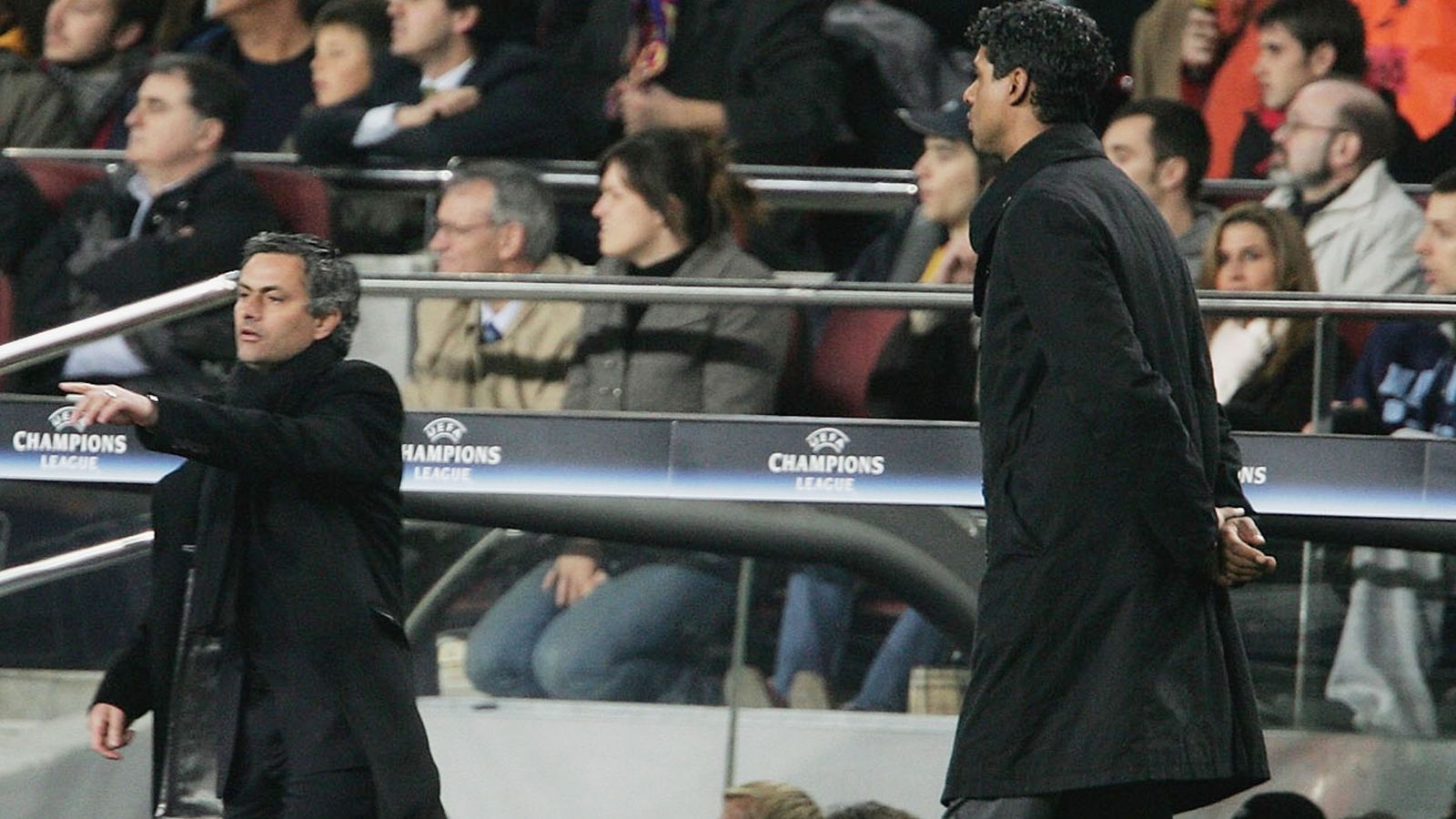 <strong>Anders Frisk beendete nach Anschuldigungen seine Karriere</strong><br>
                Als Trainer des FC Chelsea stellte sich Mourinho 2004 als "The Special One" vor, mit dem damaligen Barcelona-Trainer Frank Rijkaard (r.) pflegte er schon bald eine intensive Rivalität. Bei einem Champions-League-Spiel im Februar 2005 unterstellte Mourinho dem Niederländer, in der Halbzeit Schiedsrichter Anders Frisk beeinflusst zu haben. Leidtragender war vor allem der schwedische Referee, der in einen derartigen Shitstorm geriet, dass er seine Karriere beendete. Mourinho wurde für die beiden Viertelfinal-Partien gegen den FC Bayern München gesperrt. Dass er sich trotzdem in einem Wäschekorb ins Olympiastadion schmuggeln ließ, ist eine andere Geschichte.