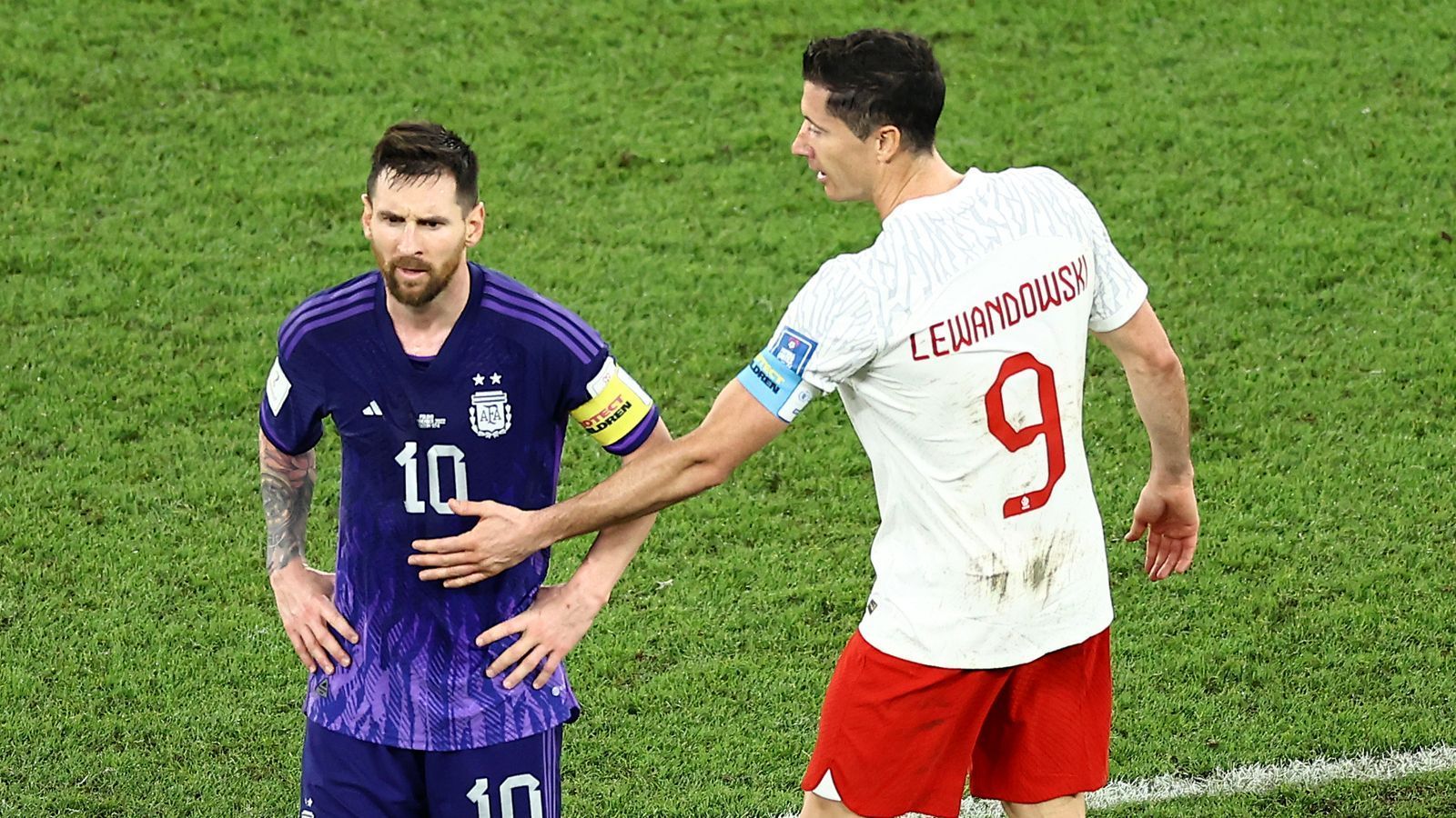 
                <strong>Star-Watch: So lief das Duell Messi vs. Lewandowski</strong><br>
                Messi, der offenbar immer noch unbedingt ein Tor erzielen will, passt das überhaupt nicht. Er verweigert den Handschlag mit Lewandowski und nimmt die Entschuldigung nicht an. Nach Abpfiff ist aber alles wieder in Ordnung, Lewandowski und Messi unterhalten sich lange und klopfen sich auf die Schulter.
              