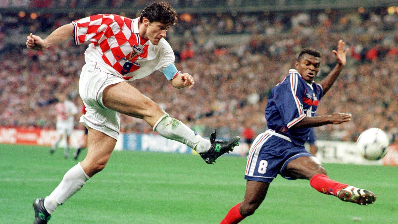 
                <strong>1998 wurde Kroatien WM-Dritter</strong><br>
                Kroatien verlor nur eines seiner sechs K.o.-Spiele bei Weltmeisterschaften: 1998 im Halbfinale gegen Frankreich 1:2 (im Bild Davor Suker, li. gegen Marcel Desailly).
              