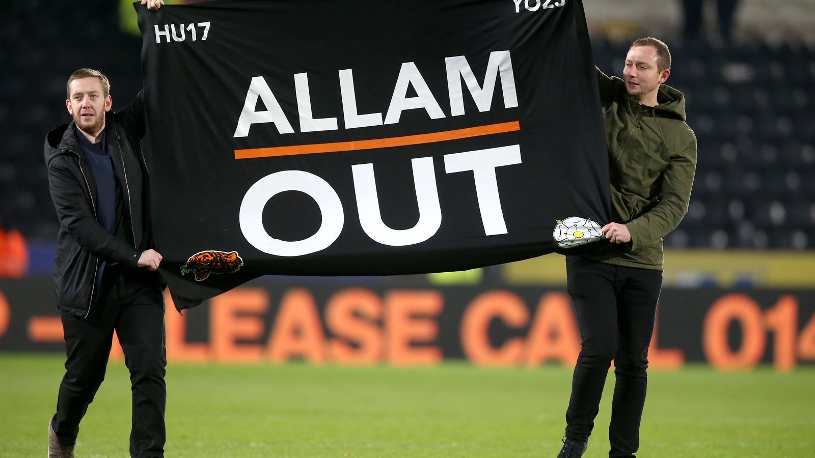 
                <strong>Hull City: Investor brachte Fans gegen sich auf</strong><br>
                Der Ägypter Assem Allam übernahm Hull City im Jahre 2010 und unternahm praktisch alles, um die Fans gegen sich aufzubringen. Zwei Mal wollte er den Vereinsnamen umändern, um ausländische Investoren anzulocken. Die FA erlaubte das allerdings nicht. Schon seit 2014 möchte Allam den Verein loswerden, findet aber schlicht keinen Käufer. Er vernachlässigte den Verein, der teilweise ohne Trainer und mit einem sehr schmalen Kader dastand. Allam schaffte sogar die Dauerkarten ab und führte stattdessen ein Mitgliedschaftssystem ein. Die Fans protestierten gegen den Eigentümer, während der Verein aus der Premier League bis in die Drittklassigkeit abstieg.
              