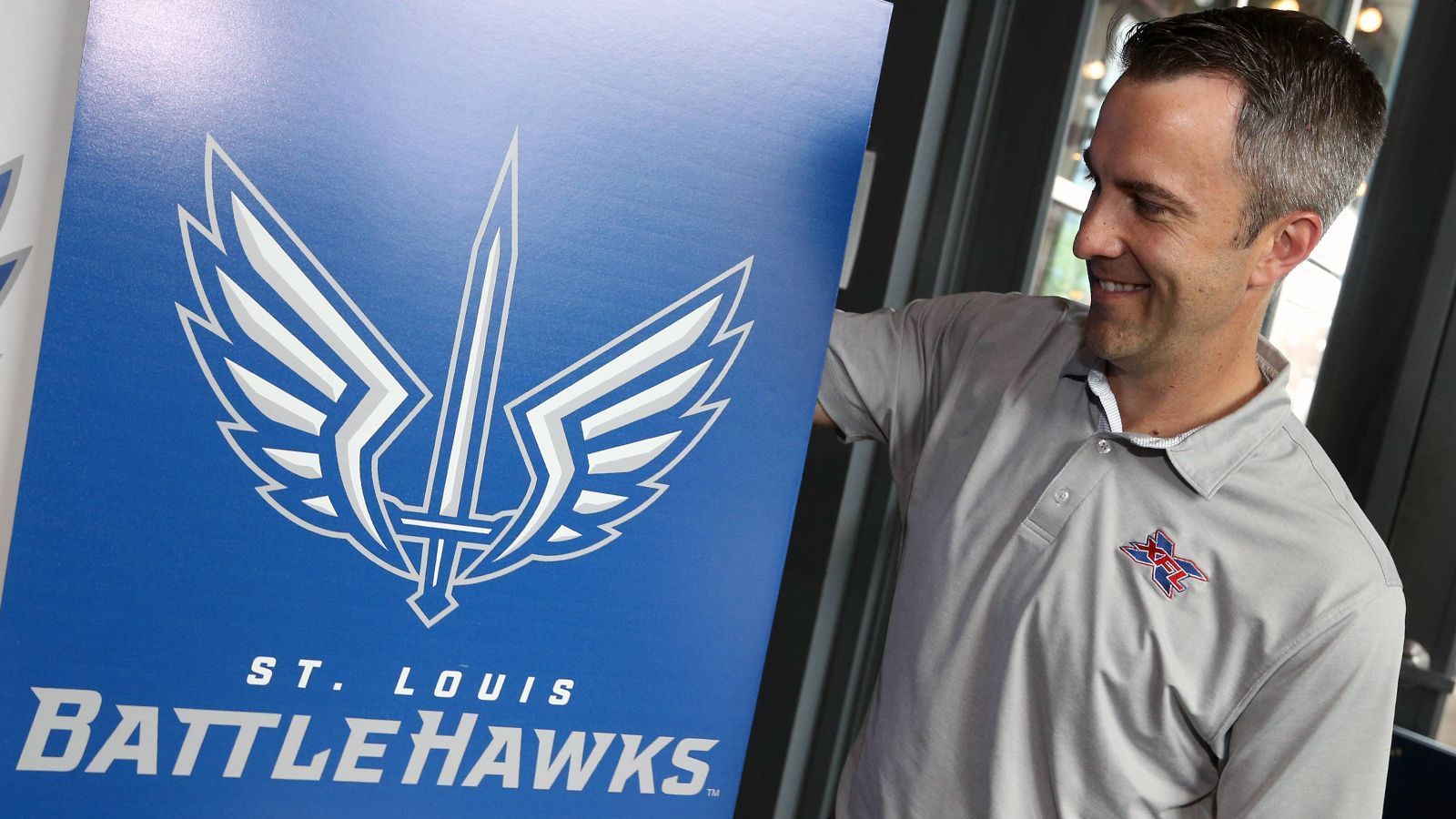 
                <strong>So läuft der XFL-Draft</strong><br>
                Und die haben ganz besondere Regeln: In der ersten Phase dürfen die Teams - hier im Bild Kurt Hunzeker, Präsident der St. Louis BattleHawks - ausschließlich Spieler auf Skill Positions auswählen, also weitere Quarterbacks, Wide Receiver, Tight Ends oder Running Backs. Die Phase besteht aus insgesamt zehn Runden, in denen ausschließlich Spieler dieser Positionen gepickt werden können.
              