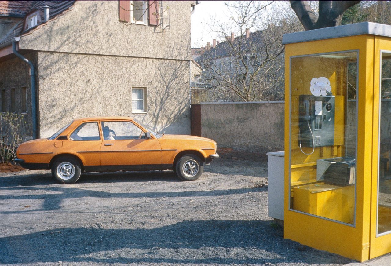 Eine gelbe Telefonzelle, wie sie in den 80er-Jahren in West-Deutschland üblich war.