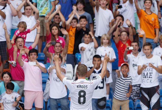 
                <strong>Andere Größenordnung</strong><br>
                Im Vergleich zu anderen Neuverpflichtungen sieht sich Kroos trotzdem noch einer recht kleinen Fanschar gegenüber. Bei der Ankunft von Cristiano Ronaldo kamen 80.000 Fans, bei Gareth Bale waren es 30.000.
              